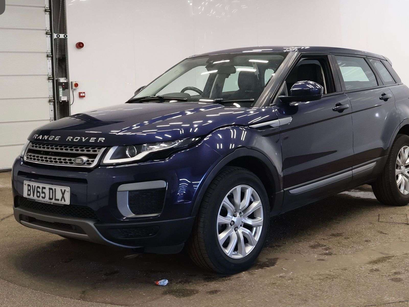 A 2015 LAND ROVER RANGE ROVER EVOQUE 2.0 eD4 SE SUV 5dr Diesel Manual FWD Euro 6 (s/s) (150 ps) A 2015 LAND ROVER RANGE ROVER EVOQUE 2.0 eD4 SE SUV 5dr Diesel Manual FWD Euro 6 (s/s) (150 ps)
