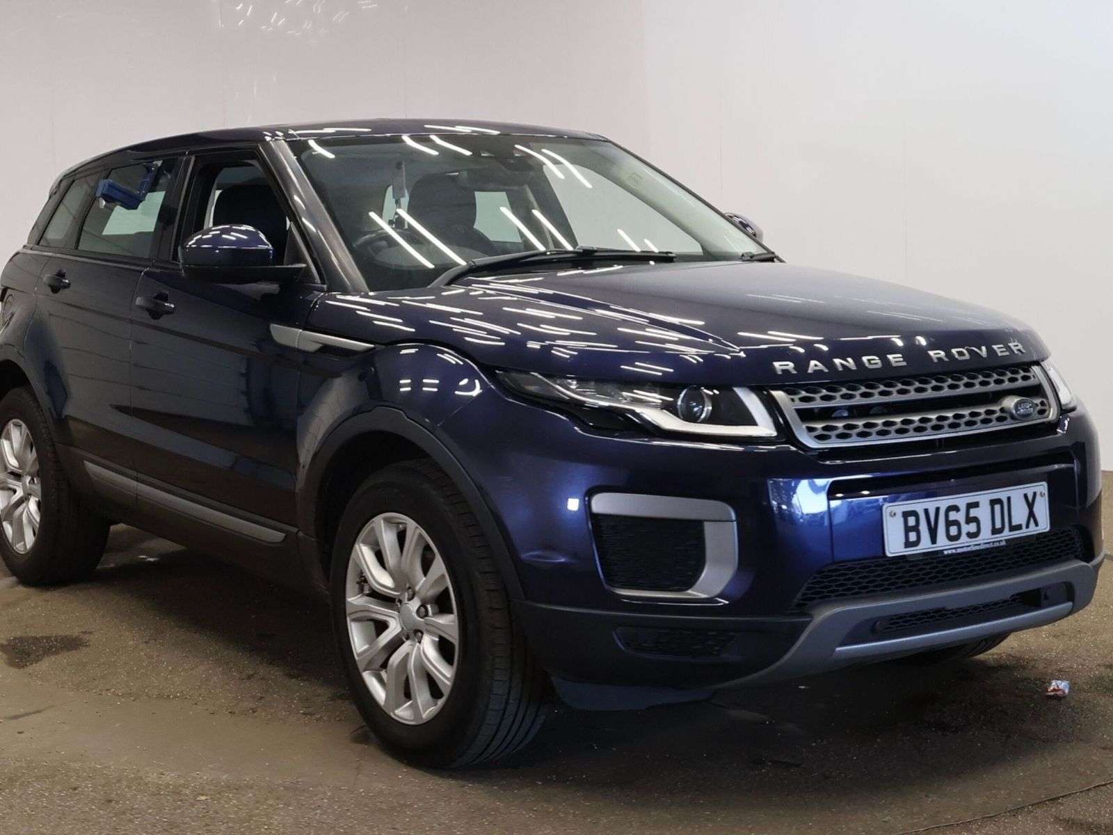 A 2015 LAND ROVER RANGE ROVER EVOQUE 2.0 eD4 SE SUV 5dr Diesel Manual FWD Euro 6 (s/s) (150 ps) A 2015 LAND ROVER RANGE ROVER EVOQUE 2.0 eD4 SE SUV 5dr Diesel Manual FWD Euro 6 (s/s) (150 ps)