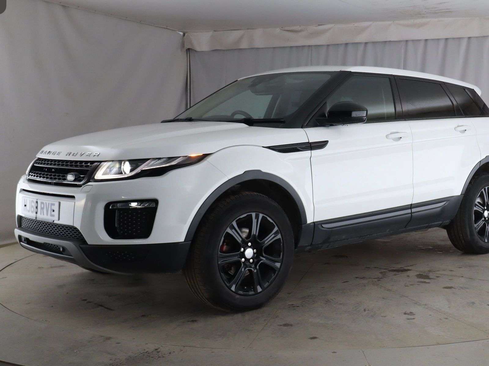 A 2018 LAND ROVER RANGE ROVER EVOQUE 2.0 eD4 SE Tech SUV 5dr Diesel Manual FWD Euro 6 (s/s) (150 ps) A 2018 LAND ROVER RANGE ROVER EVOQUE 2.0 eD4 SE Tech SUV 5dr Diesel Manual FWD Euro 6 (s/s) (150 ps)