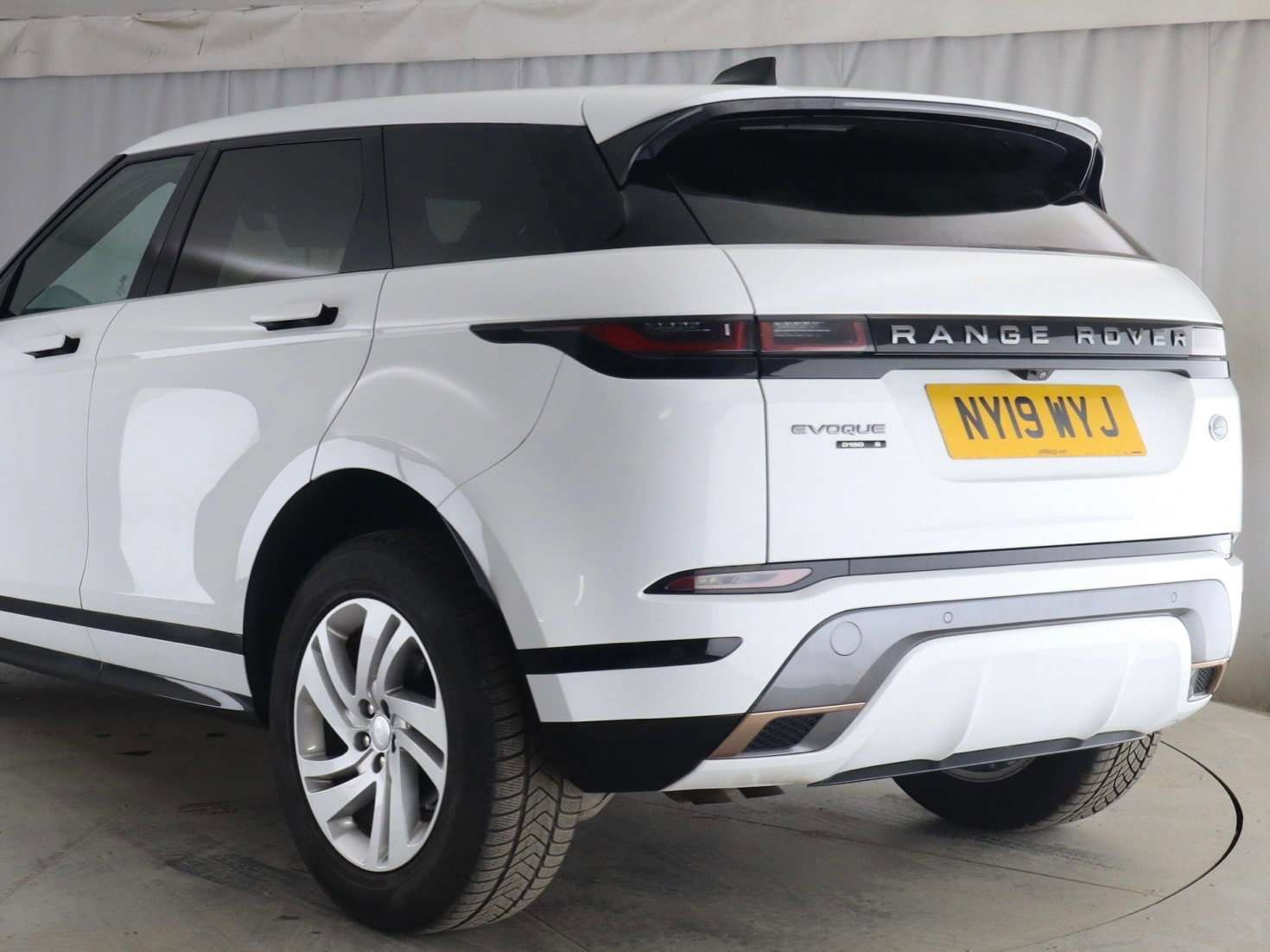 A 2019 LAND ROVER RANGE ROVER EVOQUE 2.0 D150 R-Dynamic S SUV 5dr Diesel Auto 4WD Euro 6 (s/s) (150 ps) A 2019 LAND ROVER RANGE ROVER EVOQUE 2.0 D150 R-Dynamic S SUV 5dr Diesel Auto 4WD Euro 6 (s/s) (150 ps)
