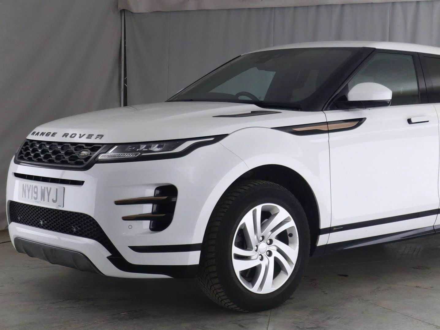 A 2019 LAND ROVER RANGE ROVER EVOQUE 2.0 D150 R-Dynamic S SUV 5dr Diesel Auto 4WD Euro 6 (s/s) (150 ps) A 2019 LAND ROVER RANGE ROVER EVOQUE 2.0 D150 R-Dynamic S SUV 5dr Diesel Auto 4WD Euro 6 (s/s) (150 ps)