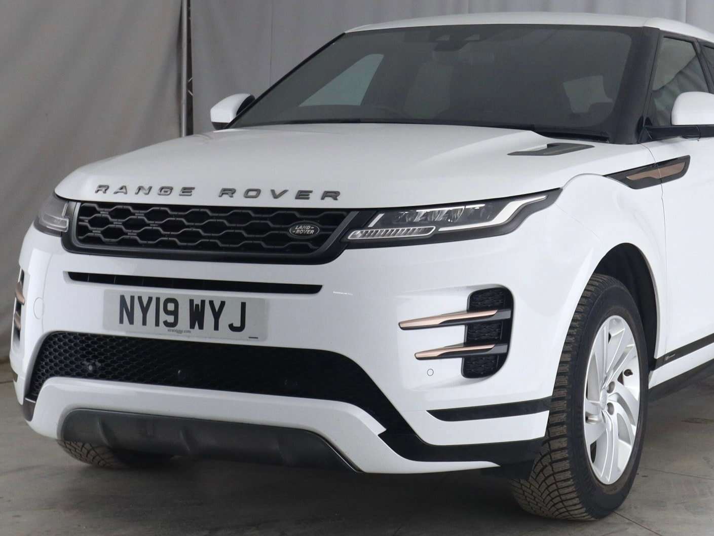 A 2019 LAND ROVER RANGE ROVER EVOQUE 2.0 D150 R-Dynamic S SUV 5dr Diesel Auto 4WD Euro 6 (s/s) (150 ps) A 2019 LAND ROVER RANGE ROVER EVOQUE 2.0 D150 R-Dynamic S SUV 5dr Diesel Auto 4WD Euro 6 (s/s) (150 ps)