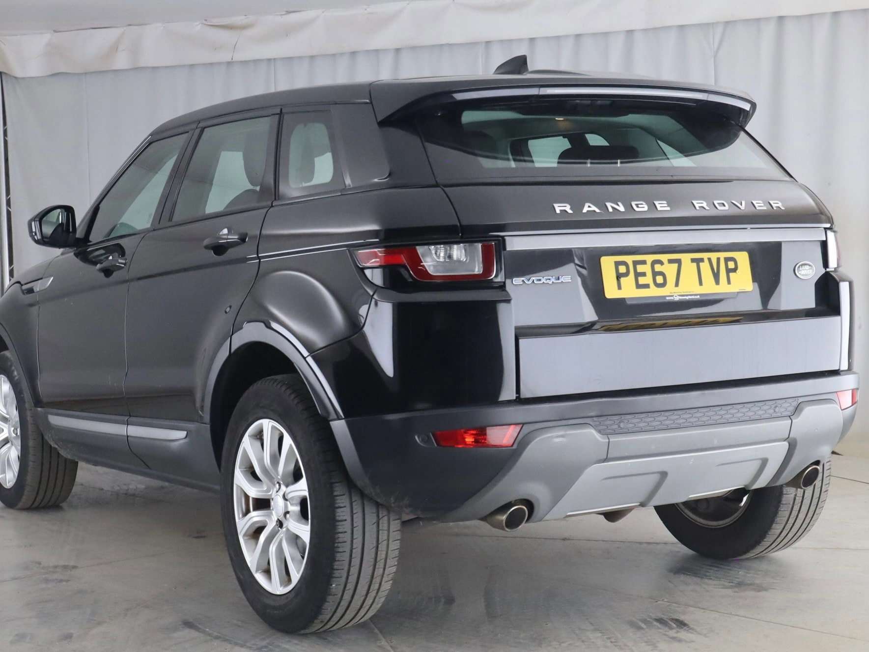 A 2017 LAND ROVER RANGE ROVER EVOQUE 2.0 eD4 SE SUV 5dr Diesel Manual FWD Euro 6 (s/s) (150 ps) A 2017 LAND ROVER RANGE ROVER EVOQUE 2.0 eD4 SE SUV 5dr Diesel Manual FWD Euro 6 (s/s) (150 ps)