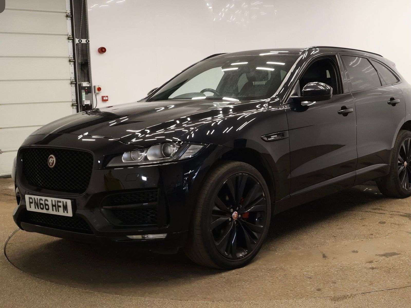 A 2016 JAGUAR F-PACE 2.0 D180 R-Sport SUV 5dr Diesel Auto AWD Euro 6 (s/s) (180 ps) A 2016 JAGUAR F-PACE 2.0 D180 R-Sport SUV 5dr Diesel Auto AWD Euro 6 (s/s) (180 ps)