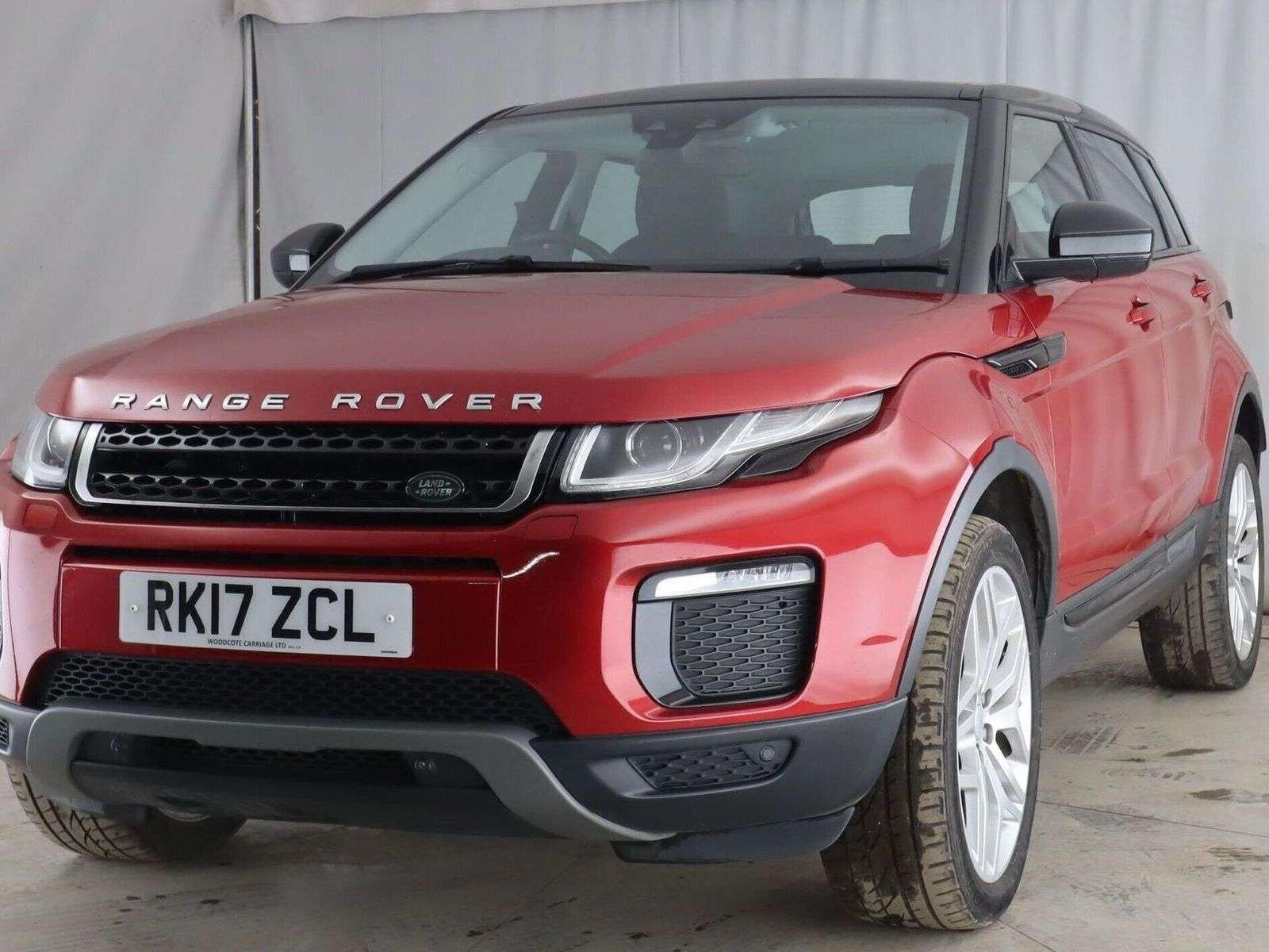 A 2017 LAND ROVER RANGE ROVER EVOQUE 2.0 TD4 SE Tech SUV 5dr Diesel Manual 4WD Euro 6 (s/s) (180 ps) A 2017 LAND ROVER RANGE ROVER EVOQUE 2.0 TD4 SE Tech SUV 5dr Diesel Manual 4WD Euro 6 (s/s) (180 ps)