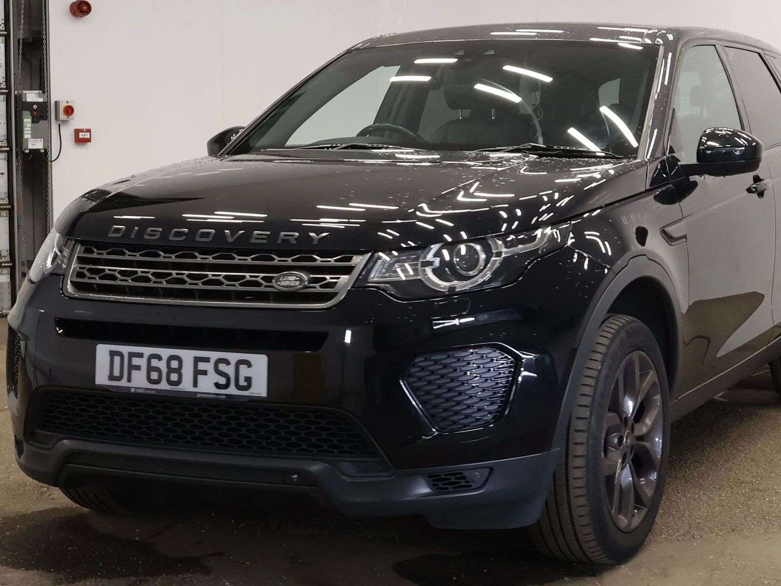 A 2019 LAND ROVER DISCOVERY SPORT 2.0 TD4 Landmark SUV 5dr Diesel Auto 4WD Euro 6 (s/s) (180 ps) A 2019 LAND ROVER DISCOVERY SPORT 2.0 TD4 Landmark SUV 5dr Diesel Auto 4WD Euro 6 (s/s) (180 ps)