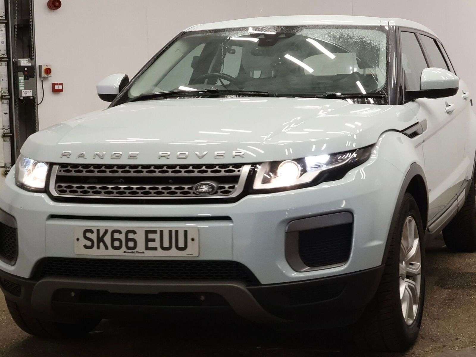 A 2016 LAND ROVER RANGE ROVER EVOQUE 2.0 TD4 SE SUV 5dr Diesel Manual 4WD Euro 6 (s/s) (180 ps) A 2016 LAND ROVER RANGE ROVER EVOQUE 2.0 TD4 SE SUV 5dr Diesel Manual 4WD Euro 6 (s/s) (180 ps)