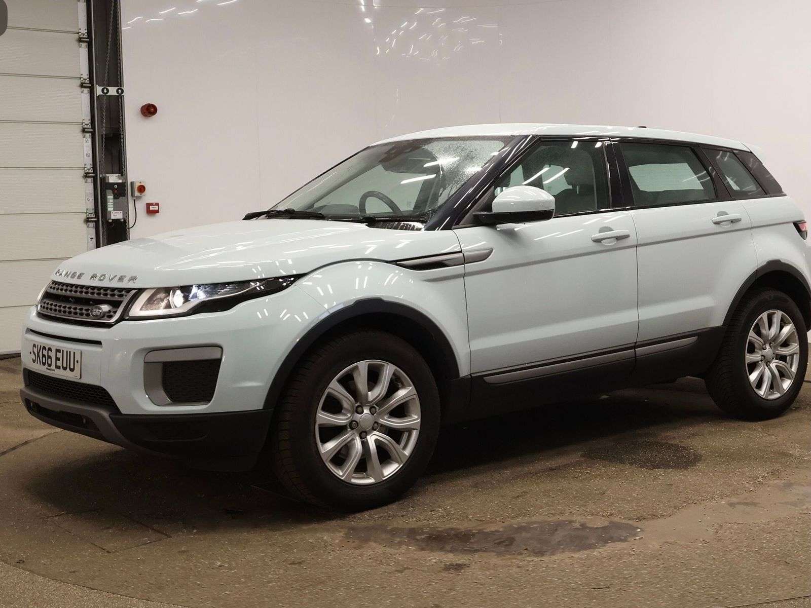 A 2016 LAND ROVER RANGE ROVER EVOQUE 2.0 TD4 SE SUV 5dr Diesel Manual 4WD Euro 6 (s/s) (180 ps) A 2016 LAND ROVER RANGE ROVER EVOQUE 2.0 TD4 SE SUV 5dr Diesel Manual 4WD Euro 6 (s/s) (180 ps)