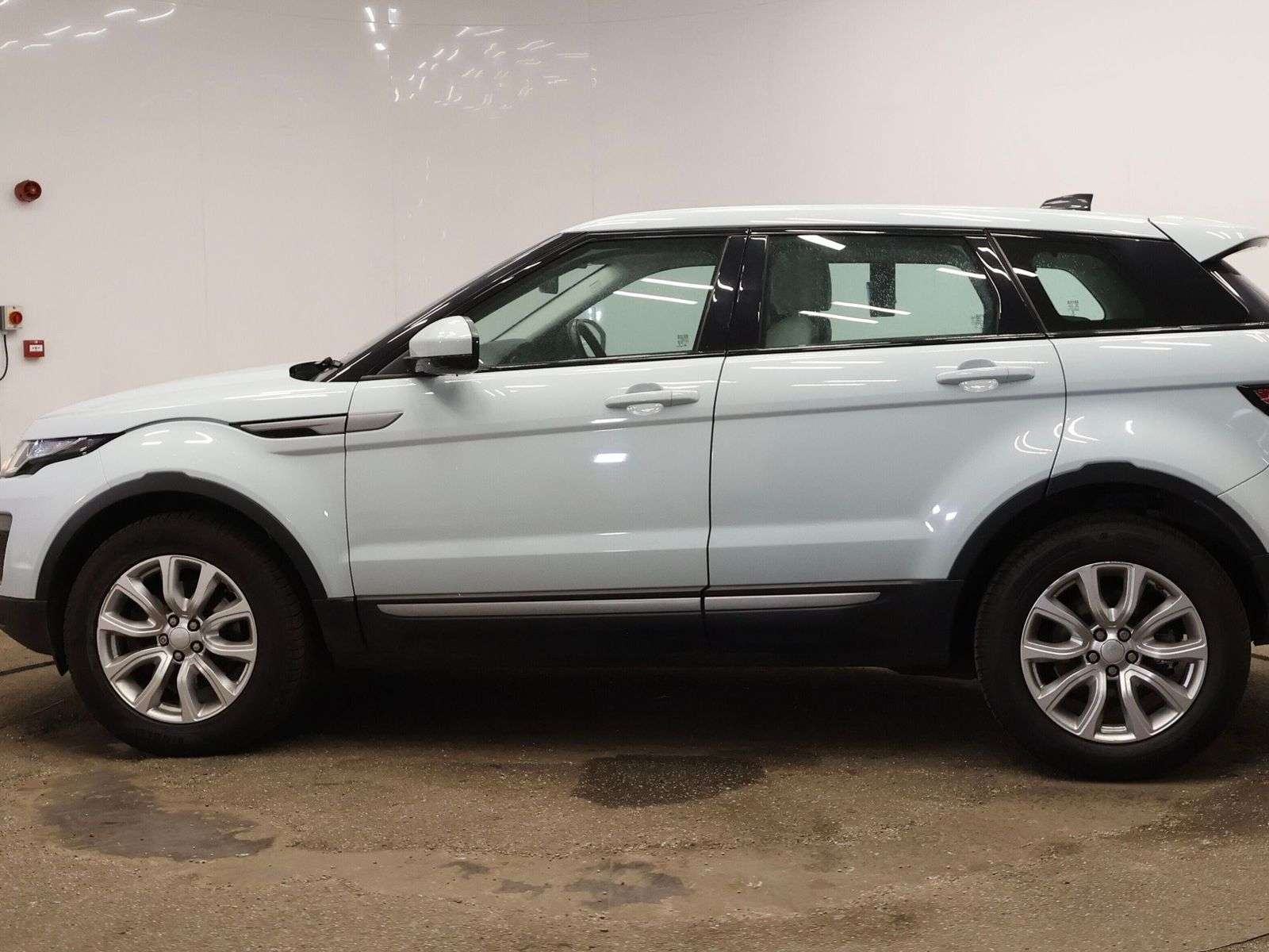 A 2016 LAND ROVER RANGE ROVER EVOQUE 2.0 TD4 SE SUV 5dr Diesel Manual 4WD Euro 6 (s/s) (180 ps) A 2016 LAND ROVER RANGE ROVER EVOQUE 2.0 TD4 SE SUV 5dr Diesel Manual 4WD Euro 6 (s/s) (180 ps)