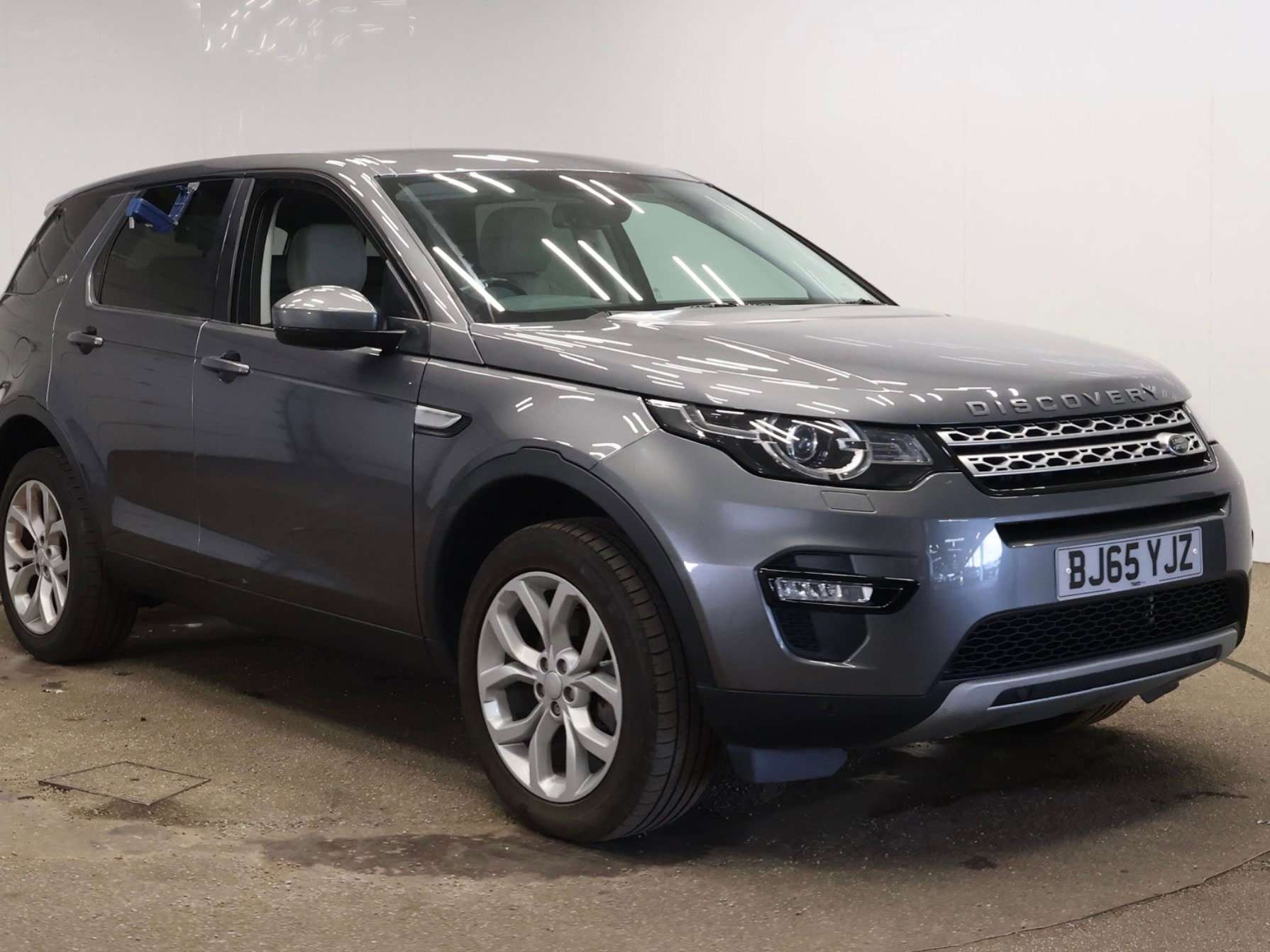 A 2015 LAND ROVER DISCOVERY SPORT 2.0 TD4 HSE SUV 5dr Diesel Manual 4WD Euro 6 (s/s) (180 ps) A 2015 LAND ROVER DISCOVERY SPORT 2.0 TD4 HSE SUV 5dr Diesel Manual 4WD Euro 6 (s/s) (180 ps)