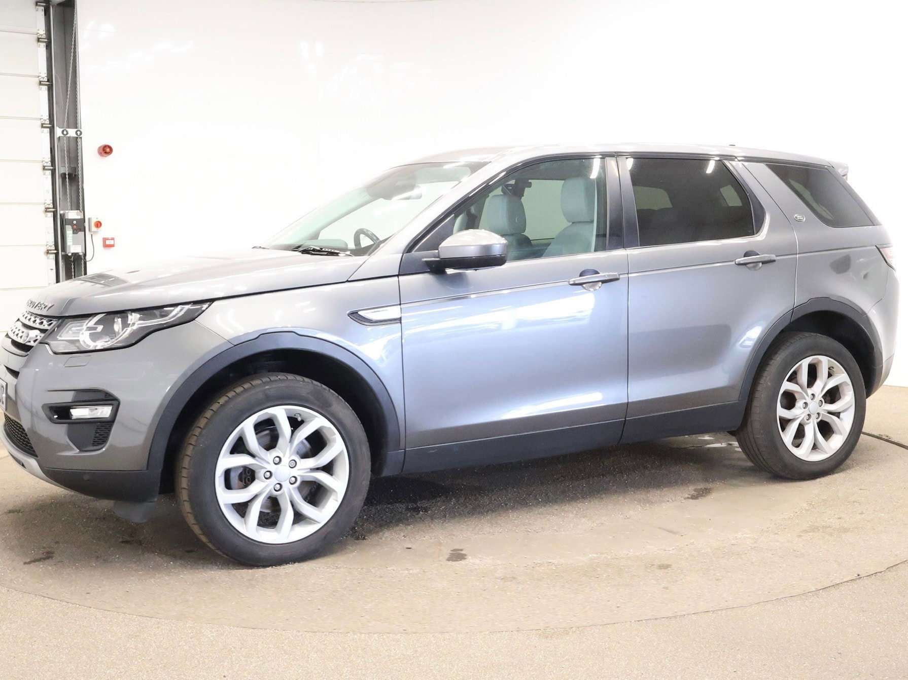 A 2015 LAND ROVER DISCOVERY SPORT 2.0 TD4 HSE SUV 5dr Diesel Manual 4WD Euro 6 (s/s) (180 ps) A 2015 LAND ROVER DISCOVERY SPORT 2.0 TD4 HSE SUV 5dr Diesel Manual 4WD Euro 6 (s/s) (180 ps)