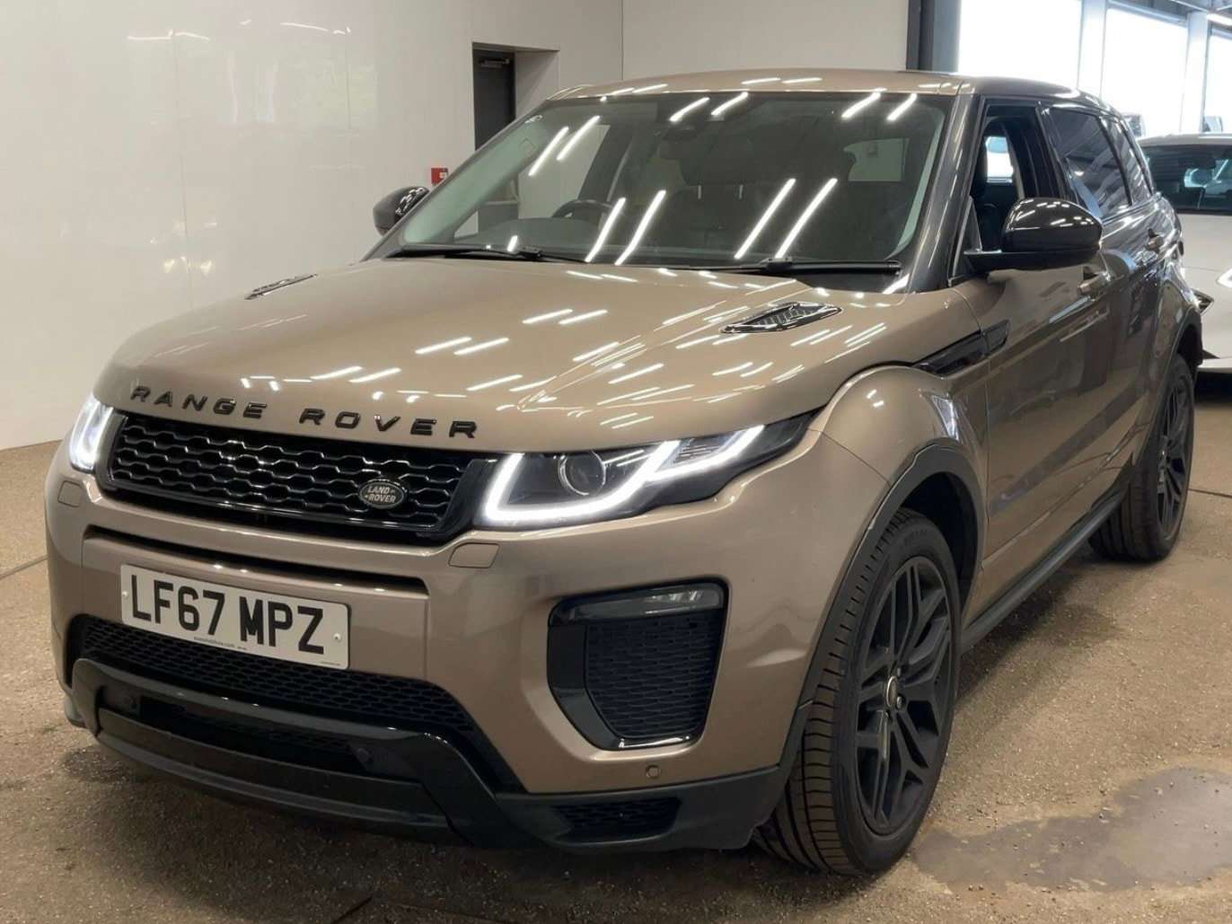 A 2017 LAND ROVER RANGE ROVER EVOQUE 2.0 TD4 HSE Dynamic SUV 5dr Diesel Auto 4WD Euro 6 (s/s) (180 ps) A 2017 LAND ROVER RANGE ROVER EVOQUE 2.0 TD4 HSE Dynamic SUV 5dr Diesel Auto 4WD Euro 6 (s/s) (180 ps)