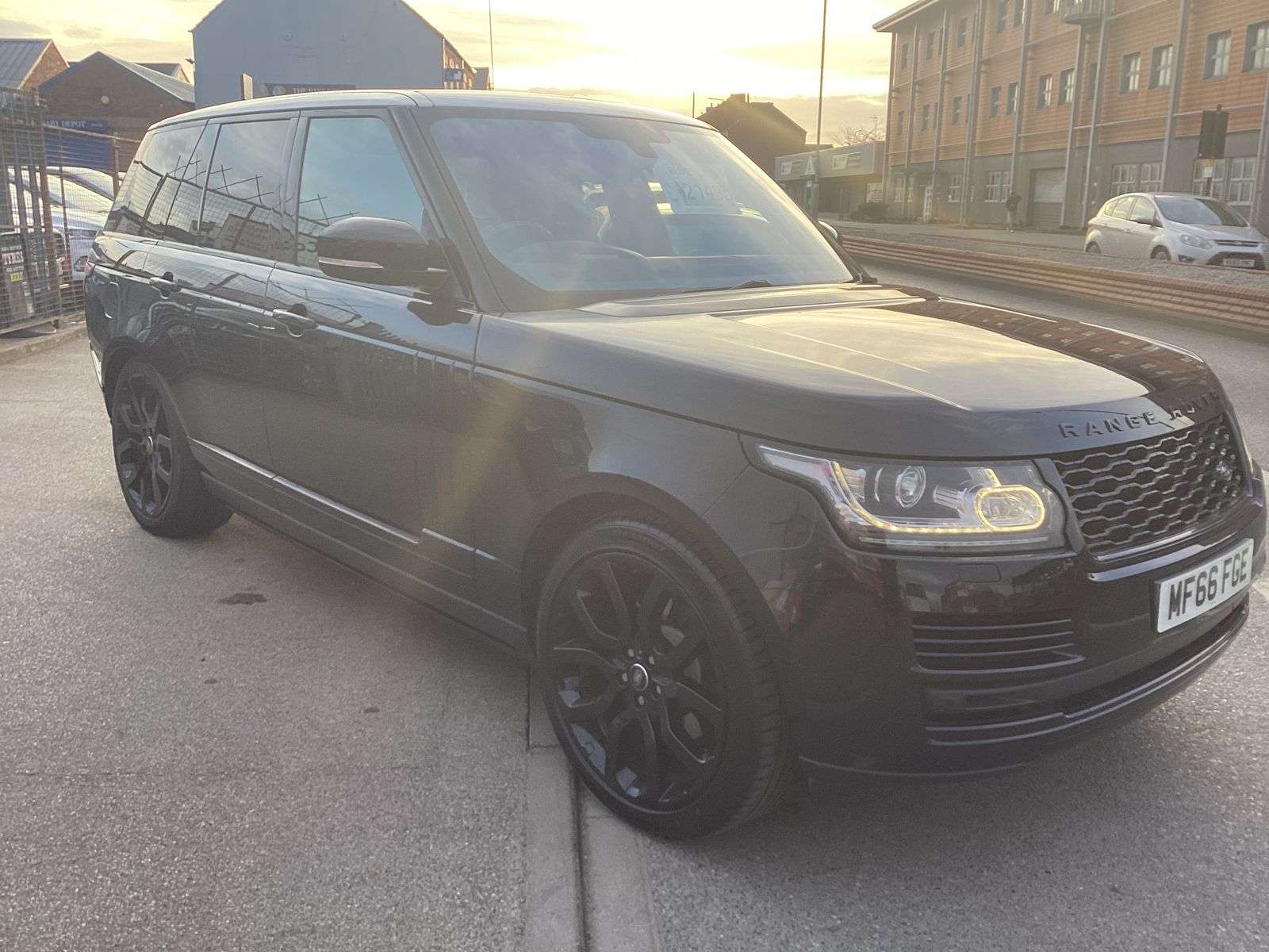 A 2016 LAND ROVER RANGE ROVER 3.0 TD V6 Vogue SUV 5dr Diesel Auto 4WD Euro 6 (s/s) (258 ps) A 2016 LAND ROVER RANGE ROVER 3.0 TD V6 Vogue SUV 5dr Diesel Auto 4WD Euro 6 (s/s) (258 ps)