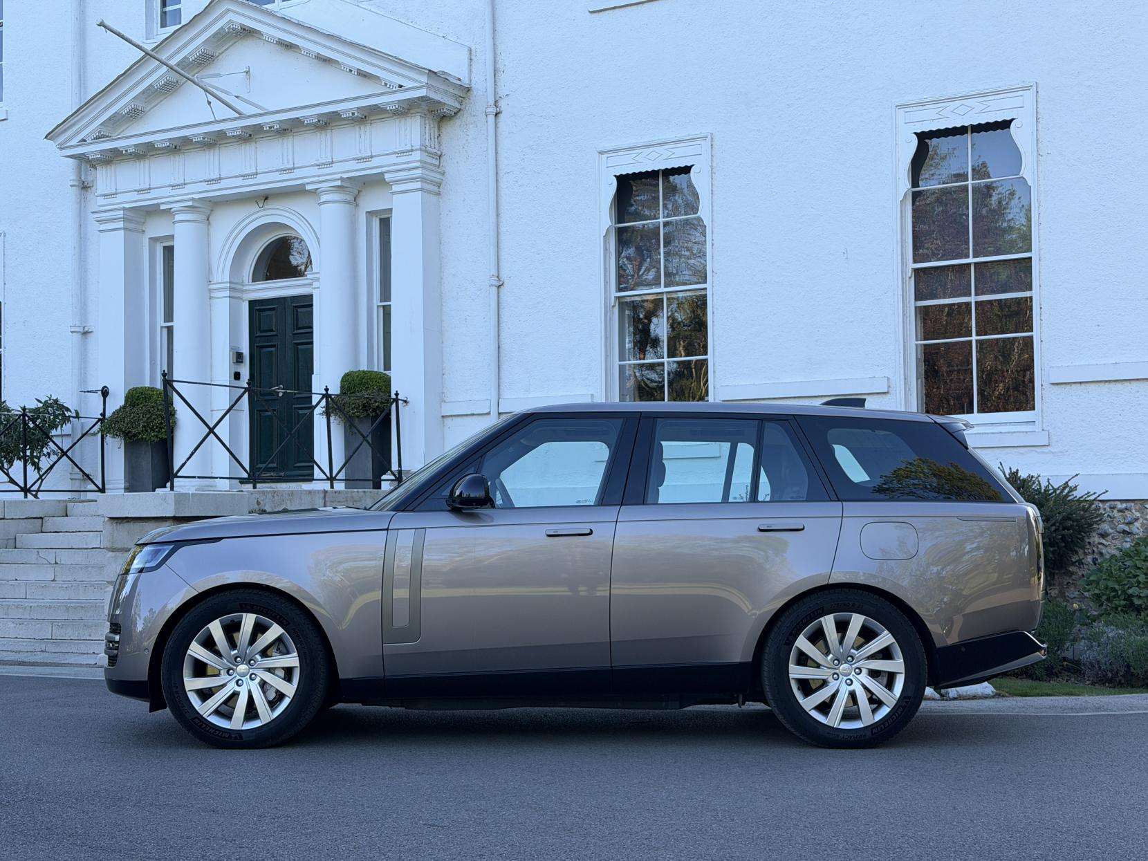 A 2022 LAND ROVER RANGE ROVER 3.0 P440e 38.2kWh SE SUV 5dr Petrol Plug-in Hybrid Auto 4WD Euro 6 (s/s) (440 ps) A 2022 LAND ROVER RANGE ROVER 3.0 P440e 38.2kWh SE SUV 5dr Petrol Plug-in Hybrid Auto 4WD Euro 6 (s/s) (440 ps)