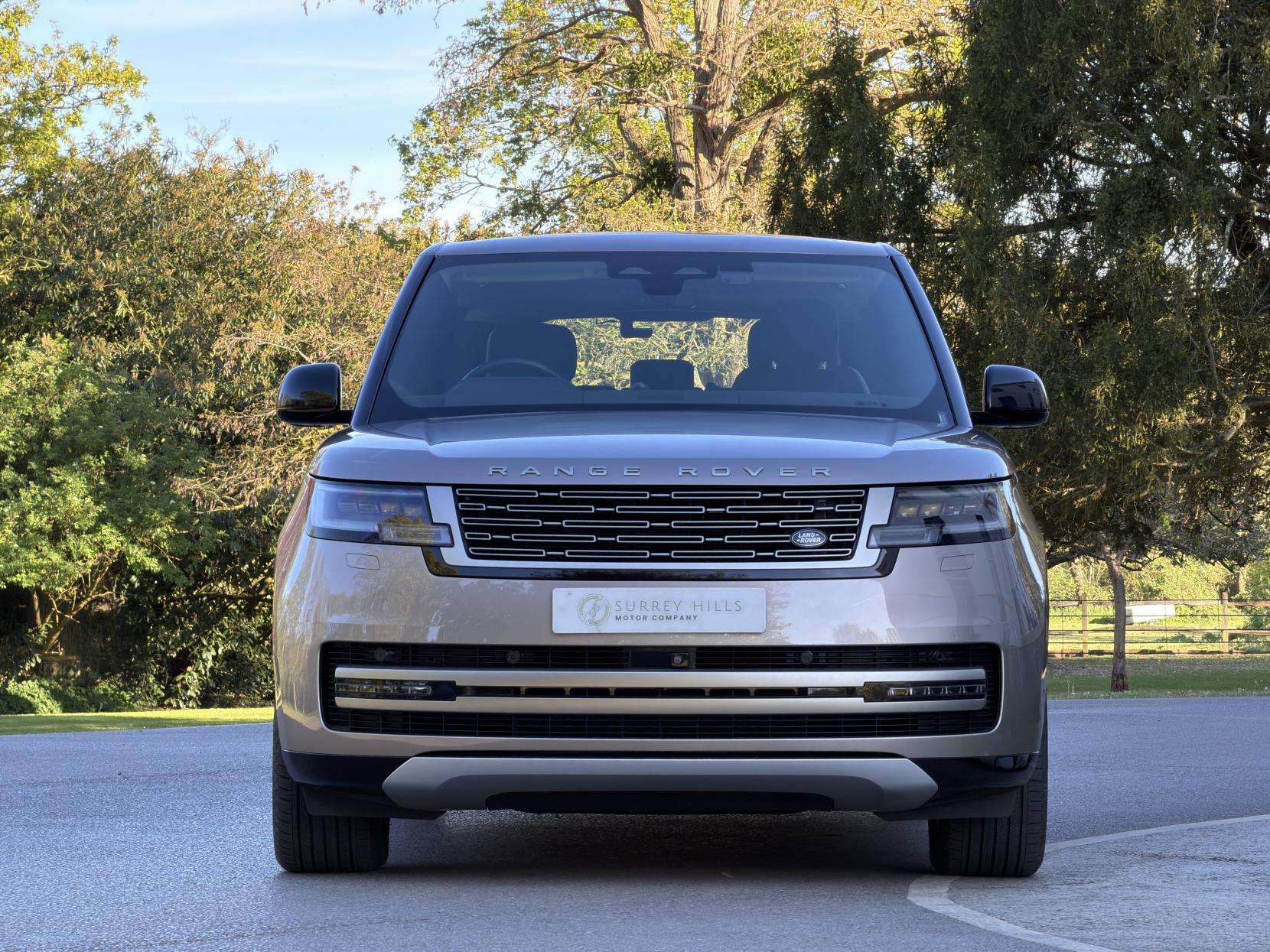 A 2022 LAND ROVER RANGE ROVER 3.0 P440e 38.2kWh SE SUV 5dr Petrol Plug-in Hybrid Auto 4WD Euro 6 (s/s) (440 ps) A 2022 LAND ROVER RANGE ROVER 3.0 P440e 38.2kWh SE SUV 5dr Petrol Plug-in Hybrid Auto 4WD Euro 6 (s/s) (440 ps)