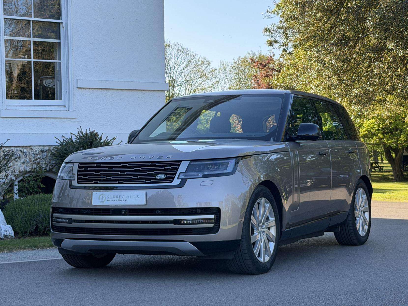 A 2022 LAND ROVER RANGE ROVER 3.0 P440e 38.2kWh SE SUV 5dr Petrol Plug-in Hybrid Auto 4WD Euro 6 (s/s) (440 ps) A 2022 LAND ROVER RANGE ROVER 3.0 P440e 38.2kWh SE SUV 5dr Petrol Plug-in Hybrid Auto 4WD Euro 6 (s/s) (440 ps)