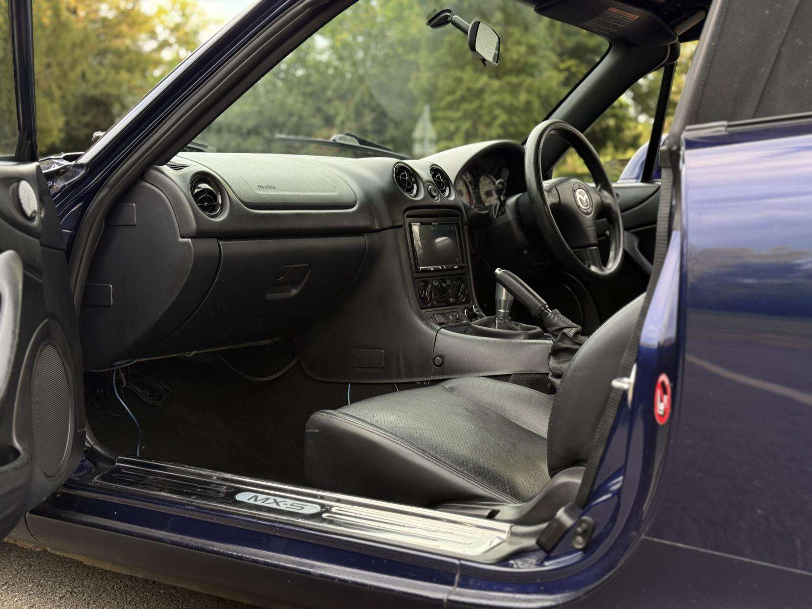 2004 MAZDA MX-5 2004 MAZDA MX-5
