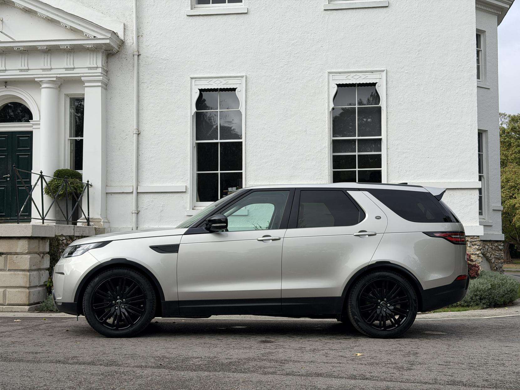 A 2018 LAND ROVER DISCOVERY 3.0 TD V6 HSE Luxury SUV 5dr Diesel Auto 4WD Euro 6 (s/s) (258 ps) A 2018 LAND ROVER DISCOVERY 3.0 TD V6 HSE Luxury SUV 5dr Diesel Auto 4WD Euro 6 (s/s) (258 ps)