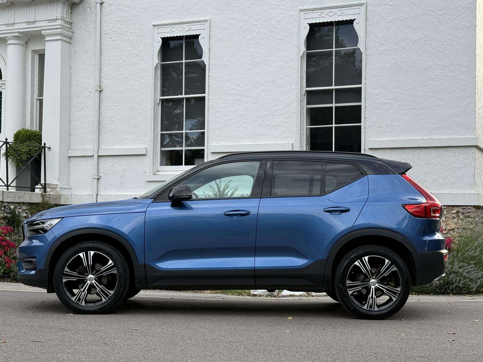 A 2019 VOLVO XC40 1.5 T3 R-Design SUV 5dr Petrol Manual Euro 6 (s/s) (156 ps) A 2019 VOLVO XC40 1.5 T3 R-Design SUV 5dr Petrol Manual Euro 6 (s/s) (156 ps)