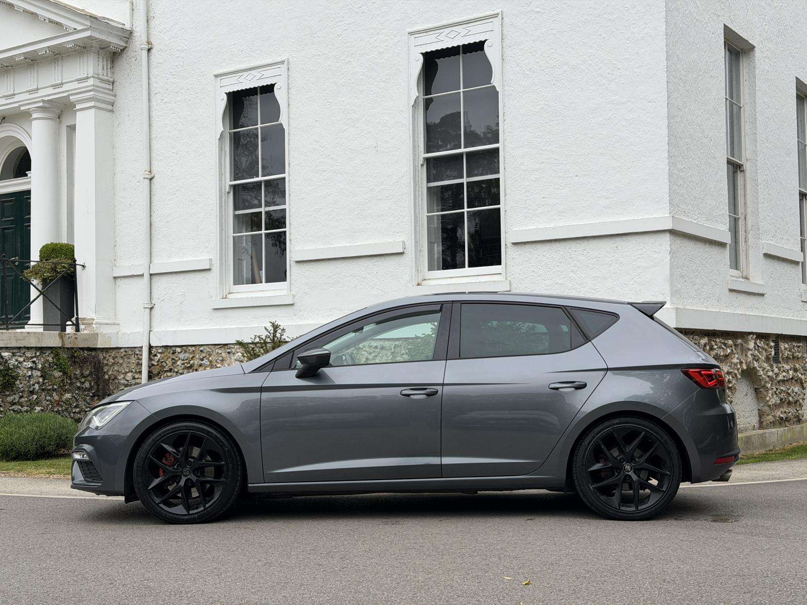 A 2017 SEAT LEON 2.0 TDI FR Technology Hatchback 5dr Diesel DSG Euro 6 (s/s) (184 ps) A 2017 SEAT LEON 2.0 TDI FR Technology Hatchback 5dr Diesel DSG Euro 6 (s/s) (184 ps)