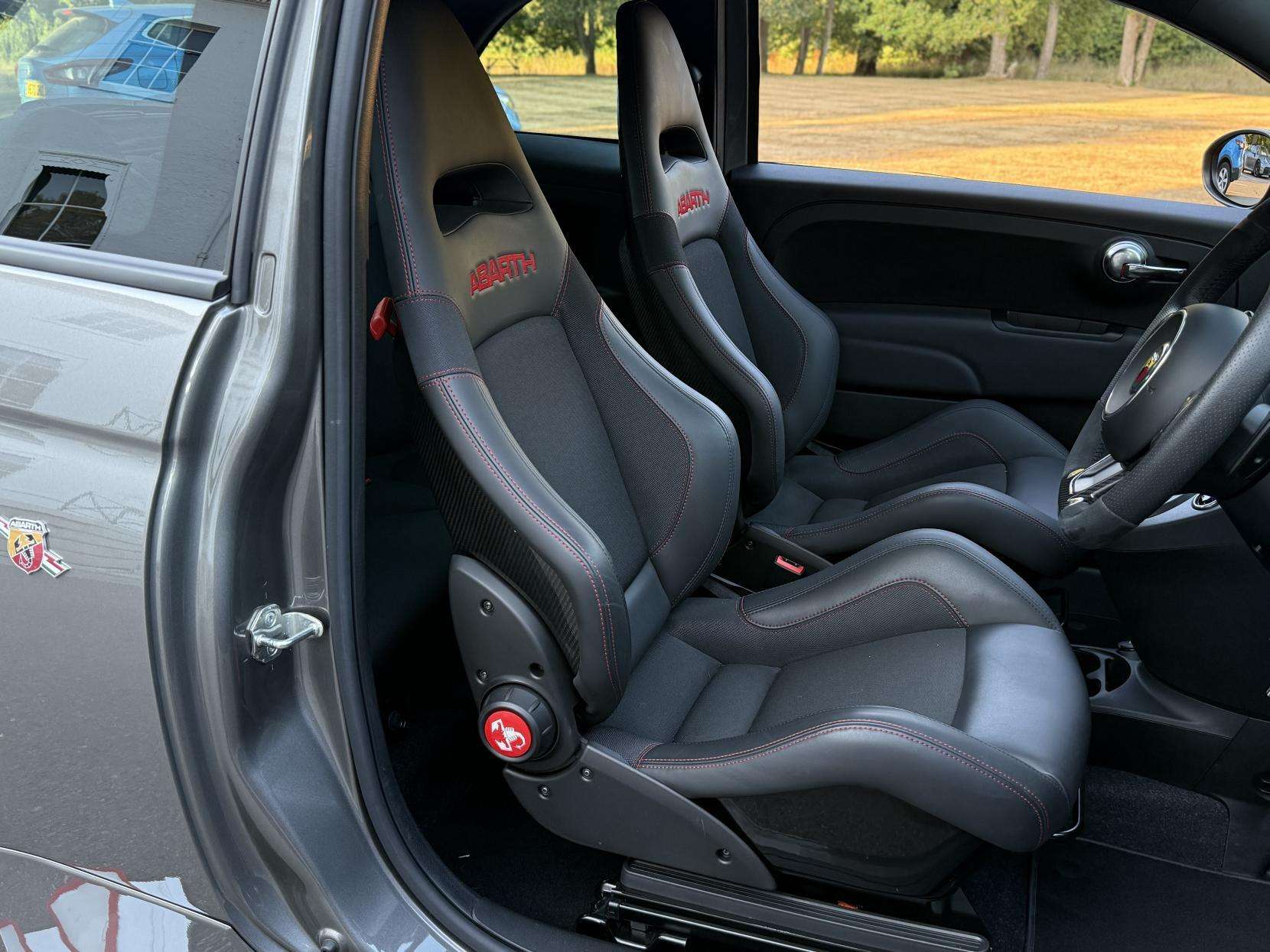 2024 ABARTH 695 2024 ABARTH 695