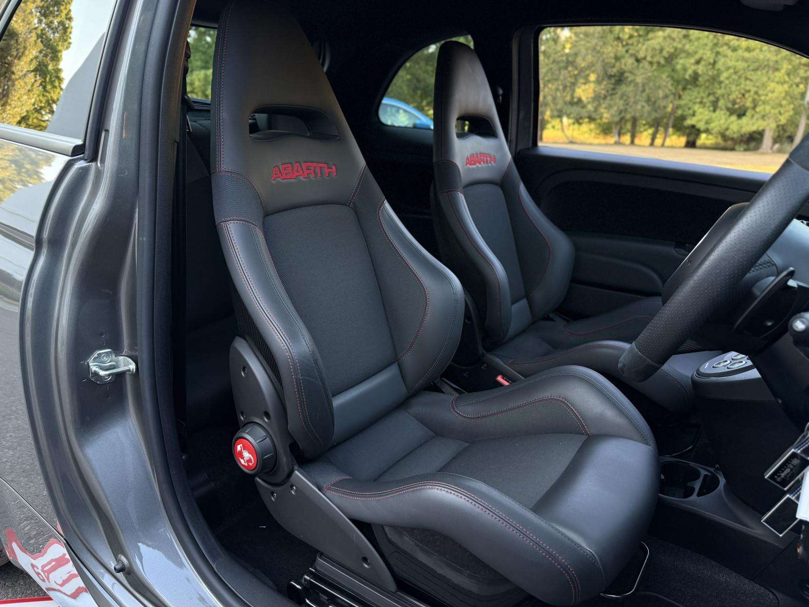 2024 ABARTH 695 2024 ABARTH 695
