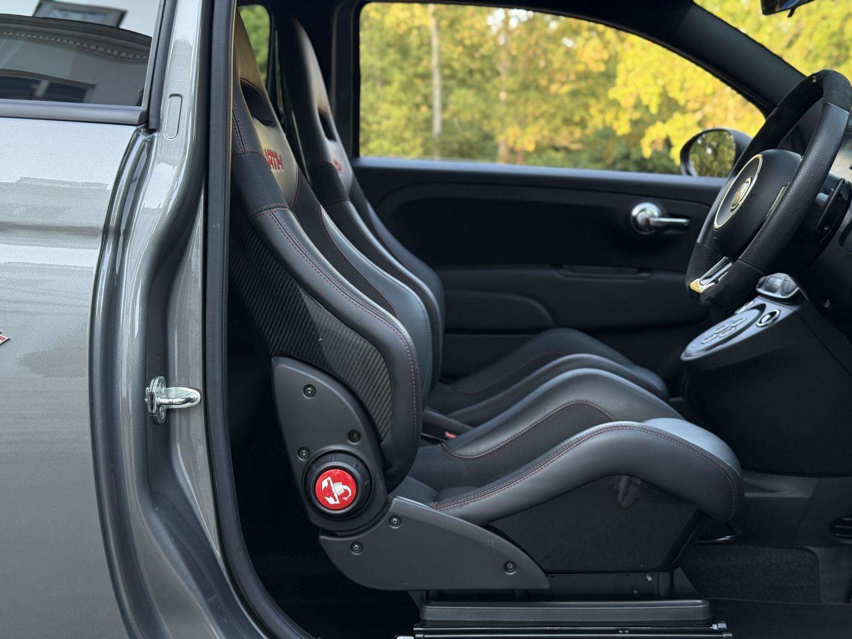 2024 ABARTH 695 2024 ABARTH 695