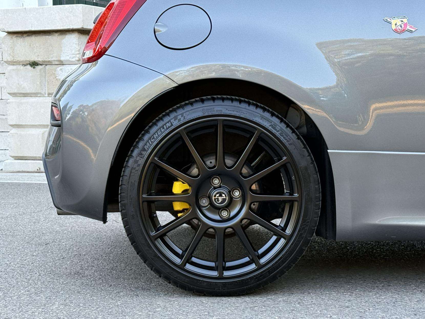2024 ABARTH 695 2024 ABARTH 695