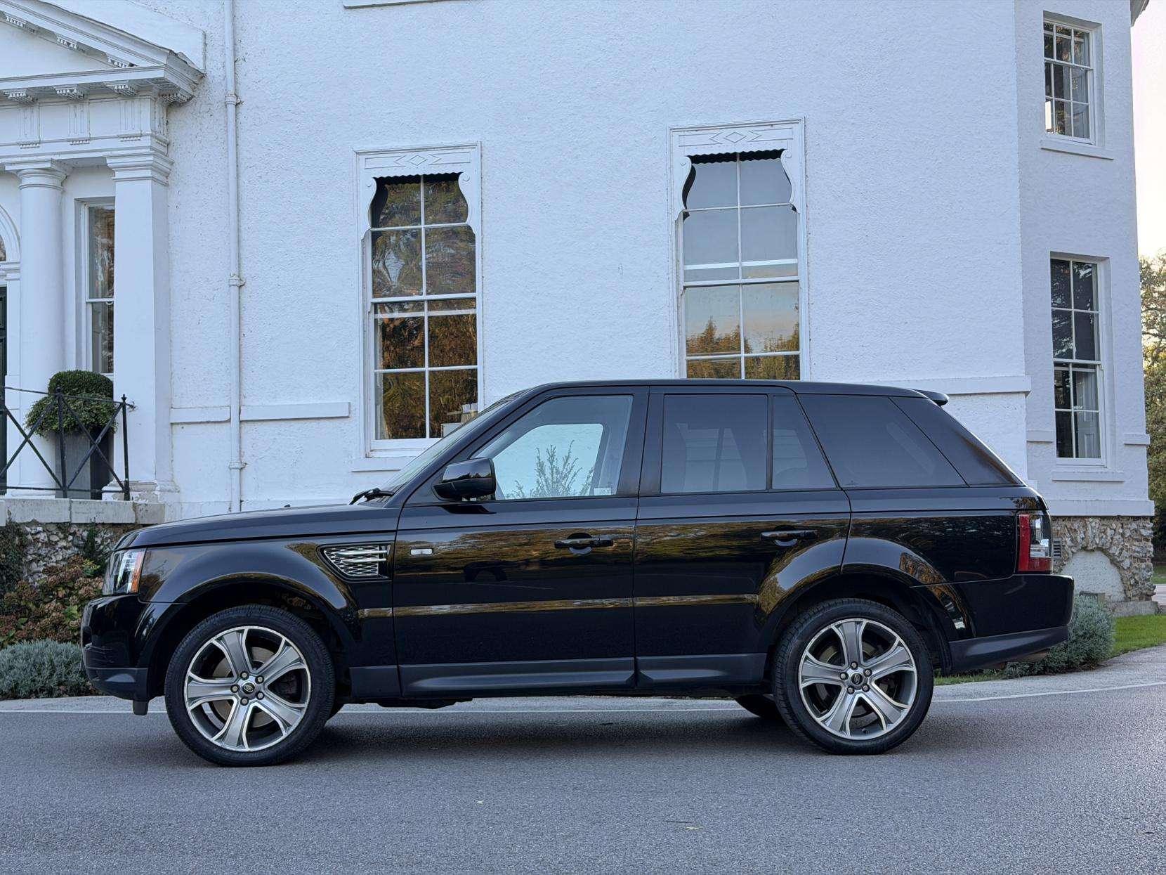 A 2013 LAND ROVER RANGE ROVER SPORT 3.0 SD V6 HSE Black SUV 5dr Diesel Auto 4WD Euro 5 (255 bhp) A 2013 LAND ROVER RANGE ROVER SPORT 3.0 SD V6 HSE Black SUV 5dr Diesel Auto 4WD Euro 5 (255 bhp)