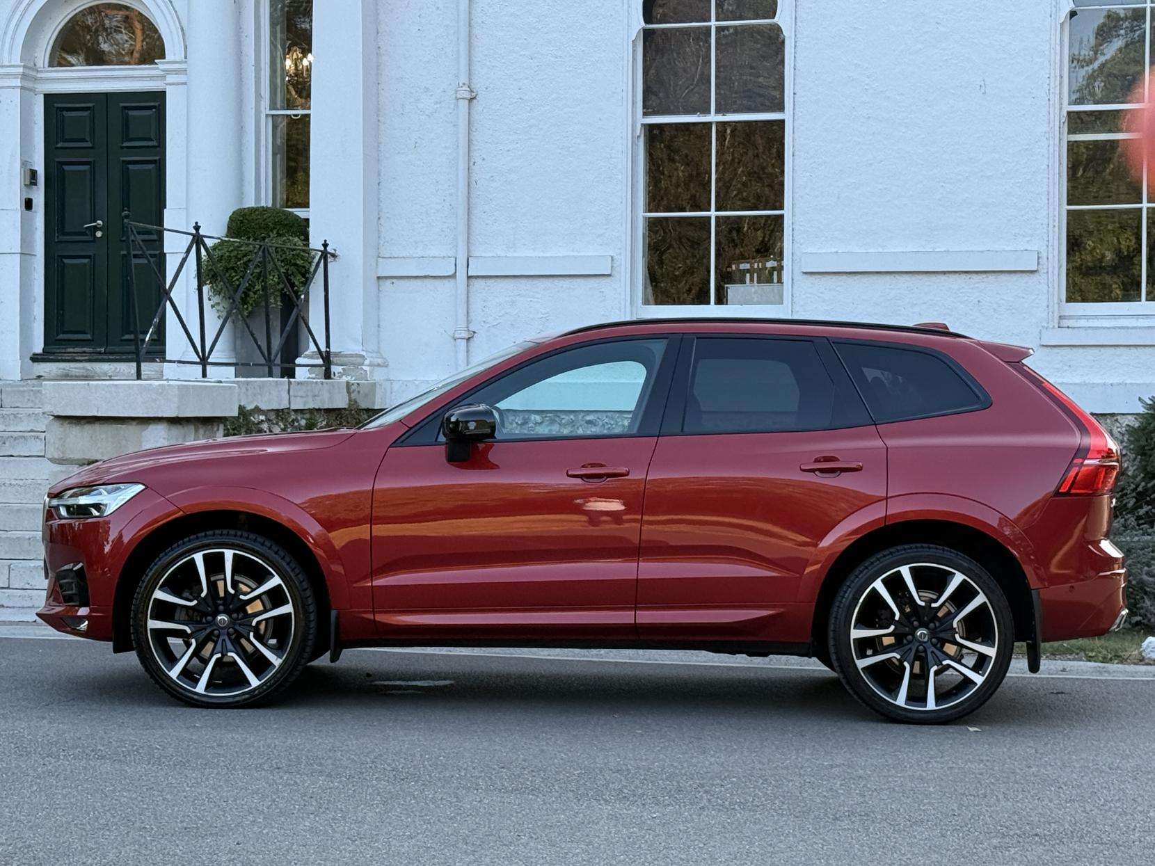 A 2020 VOLVO XC60 2.0 B6 MHEV R-Design Pro SUV 5dr Petrol Hybrid Auto AWD Euro 6 (s/s) (300 ps) A 2020 VOLVO XC60 2.0 B6 MHEV R-Design Pro SUV 5dr Petrol Hybrid Auto AWD Euro 6 (s/s) (300 ps)