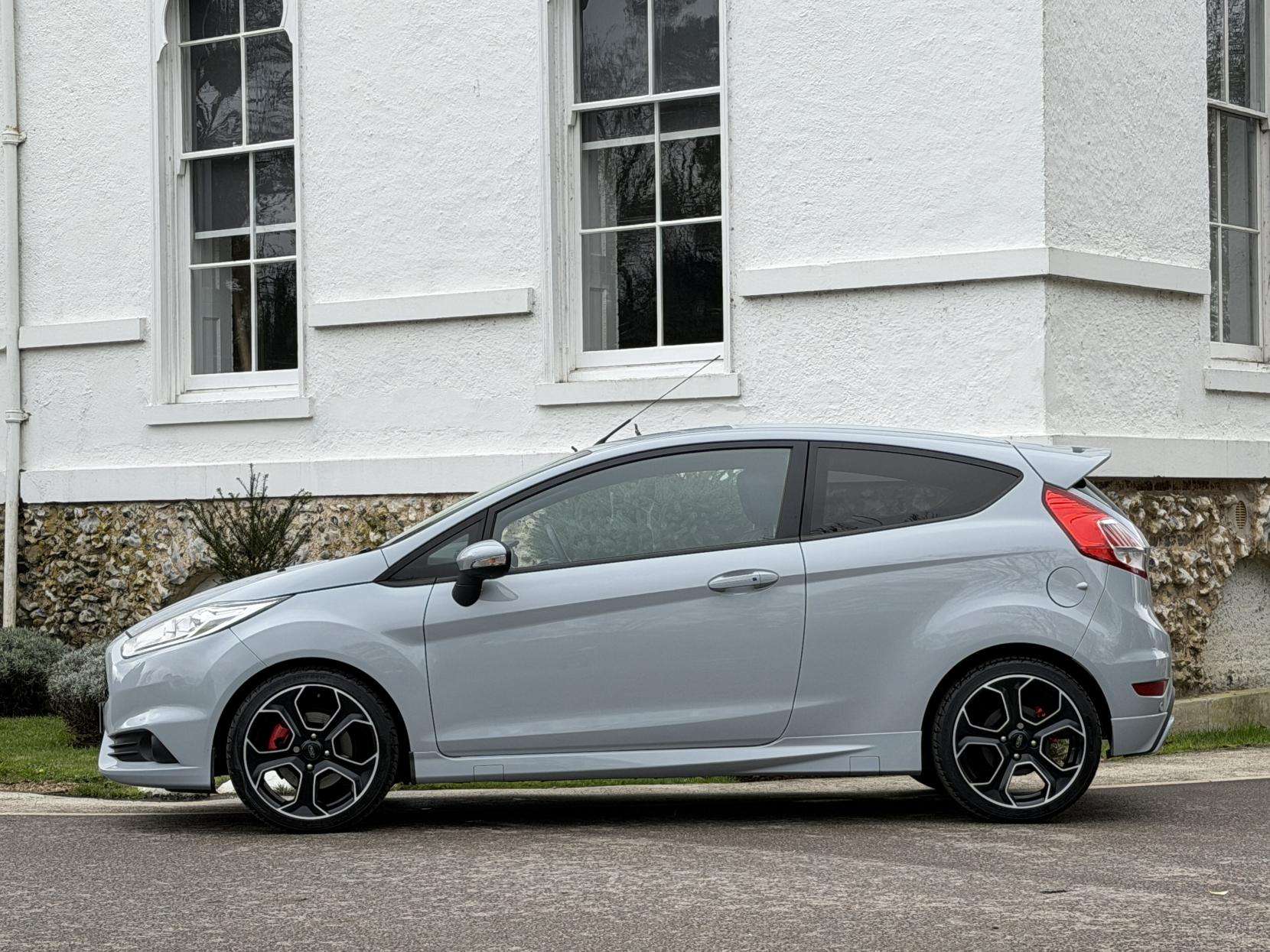 A 2016 FORD FIESTA 1.6T EcoBoost ST-200 Hatchback 3dr Petrol Manual Euro 6 (200 ps) A 2016 FORD FIESTA 1.6T EcoBoost ST-200 Hatchback 3dr Petrol Manual Euro 6 (200 ps)