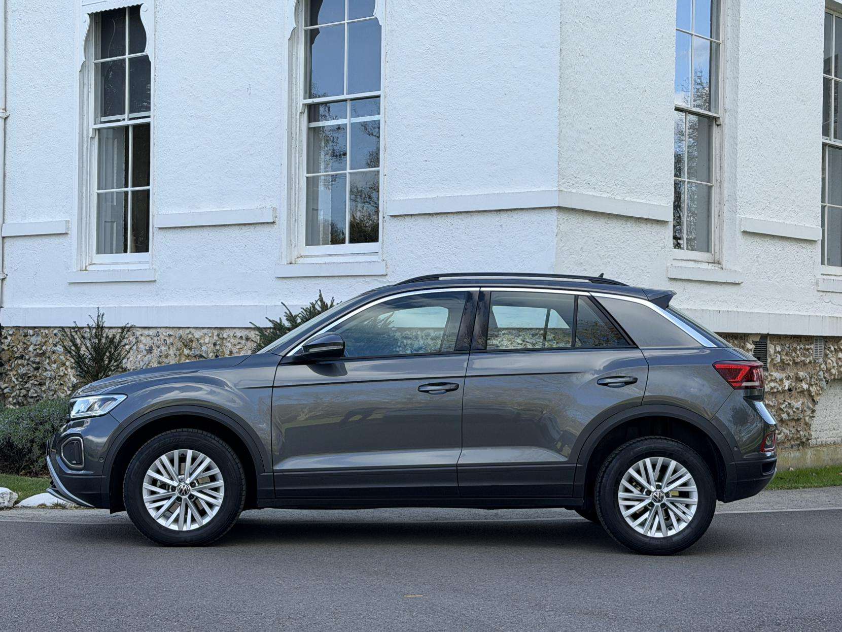 A 2023 VOLKSWAGEN T-ROC 1.0 TSI Life SUV 5dr Petrol Manual Euro 6 (s/s) (110 ps) A 2023 VOLKSWAGEN T-ROC 1.0 TSI Life SUV 5dr Petrol Manual Euro 6 (s/s) (110 ps)