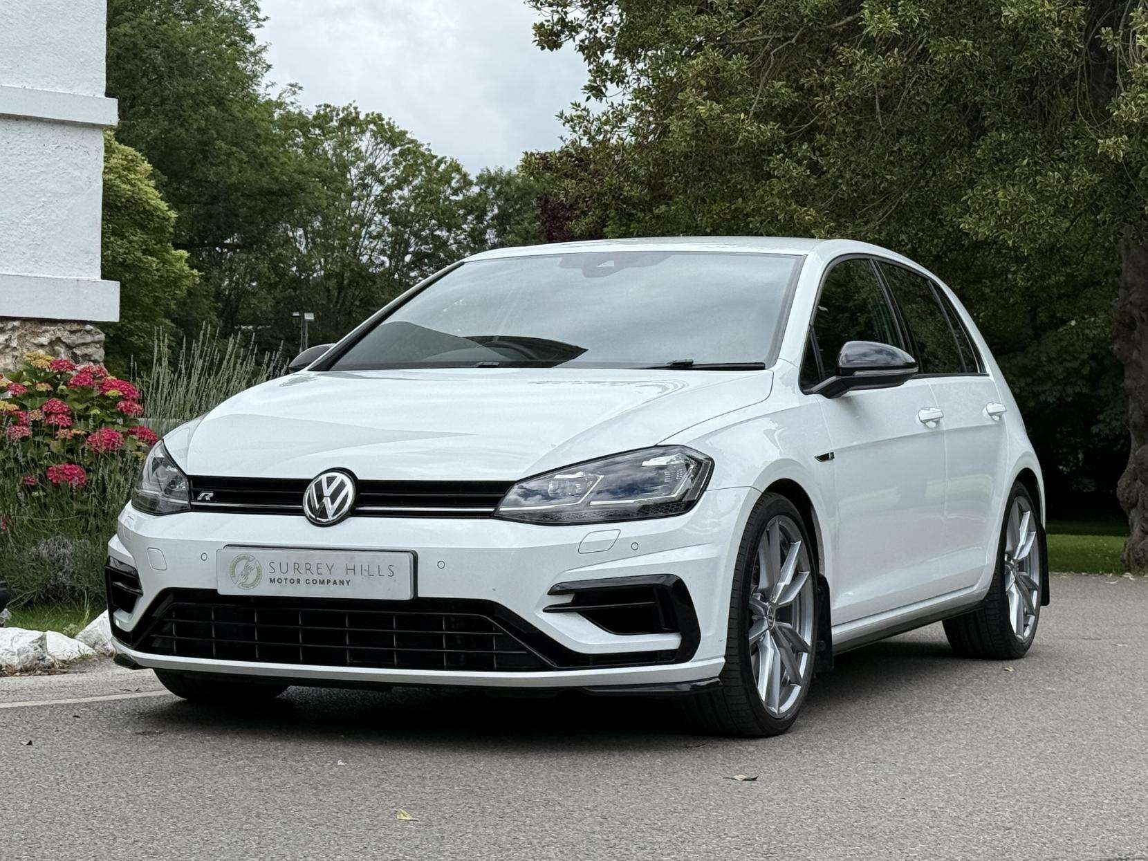 A 2020 VOLKSWAGEN GOLF 2.0 TSI R Hatchback 5dr Petrol DSG 4Motion Euro 6 (s/s) (300 ps) A 2020 VOLKSWAGEN GOLF 2.0 TSI R Hatchback 5dr Petrol DSG 4Motion Euro 6 (s/s) (300 ps)