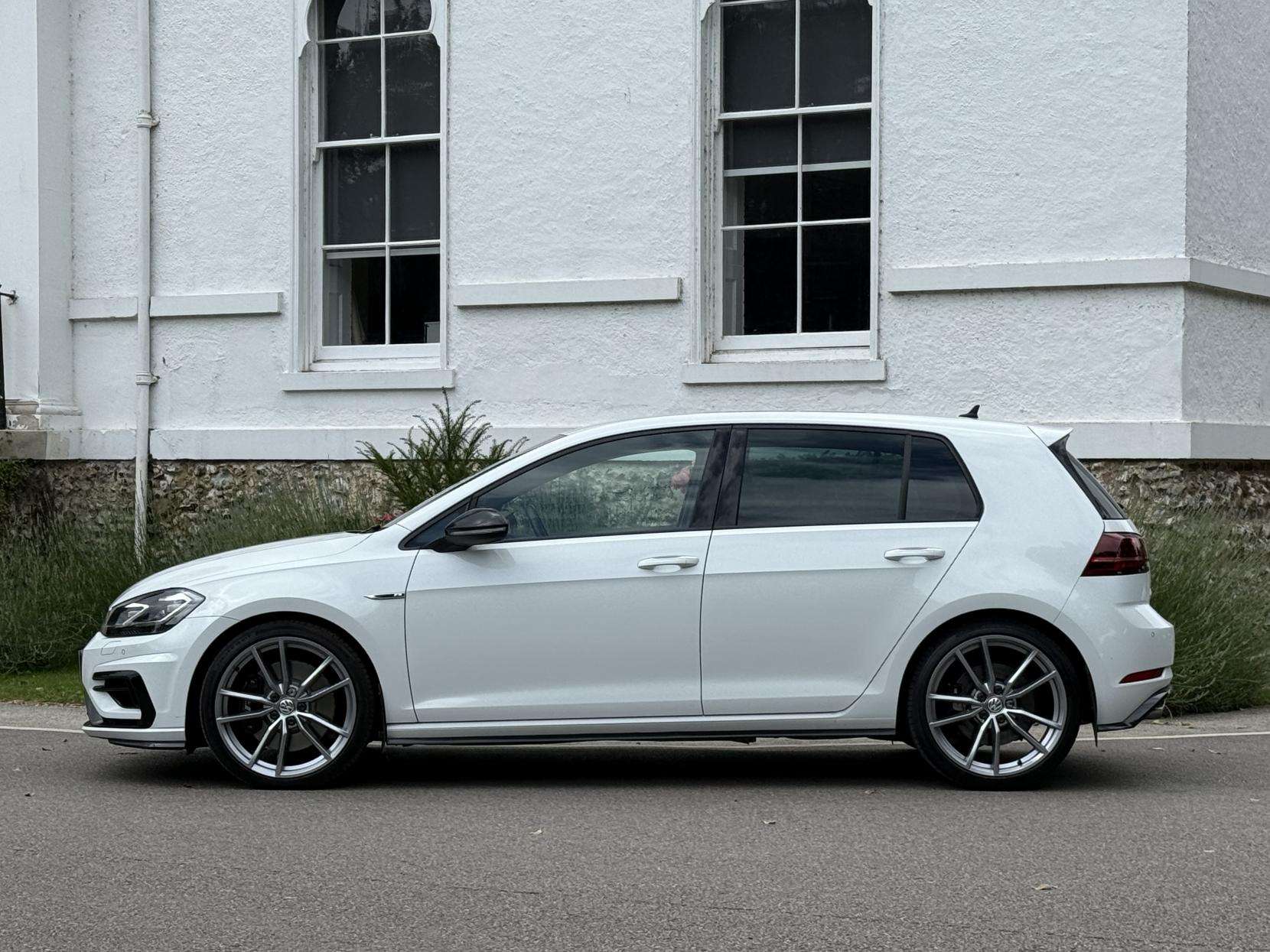 A 2020 VOLKSWAGEN GOLF 2.0 TSI R Hatchback 5dr Petrol DSG 4Motion Euro 6 (s/s) (300 ps) A 2020 VOLKSWAGEN GOLF 2.0 TSI R Hatchback 5dr Petrol DSG 4Motion Euro 6 (s/s) (300 ps)