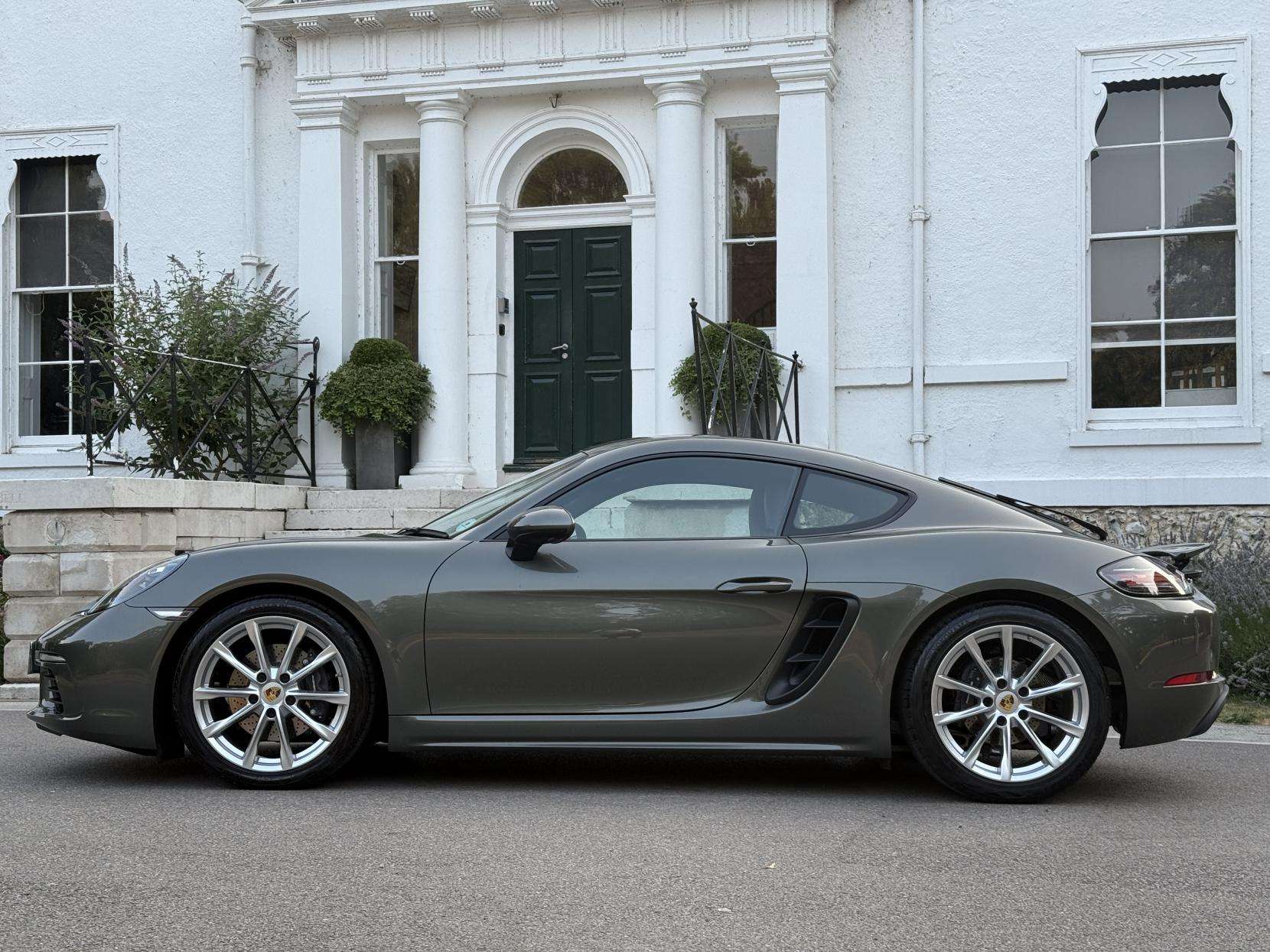 A 2020 PORSCHE 718 CAYMAN 2.0T Coupe GPF 2dr Petrol PDK Euro 6 (s/s) (300 ps) A 2020 PORSCHE 718 CAYMAN 2.0T Coupe GPF 2dr Petrol PDK Euro 6 (s/s) (300 ps)