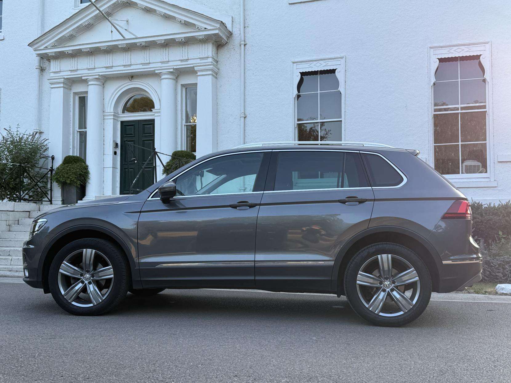 A 2017 VOLKSWAGEN TIGUAN 2.0 TDI BlueMotion Tech SEL SUV 5dr Diesel DSG 4Motion Euro 6 (s/s) (150 ps) A 2017 VOLKSWAGEN TIGUAN 2.0 TDI BlueMotion Tech SEL SUV 5dr Diesel DSG 4Motion Euro 6 (s/s) (150 ps)