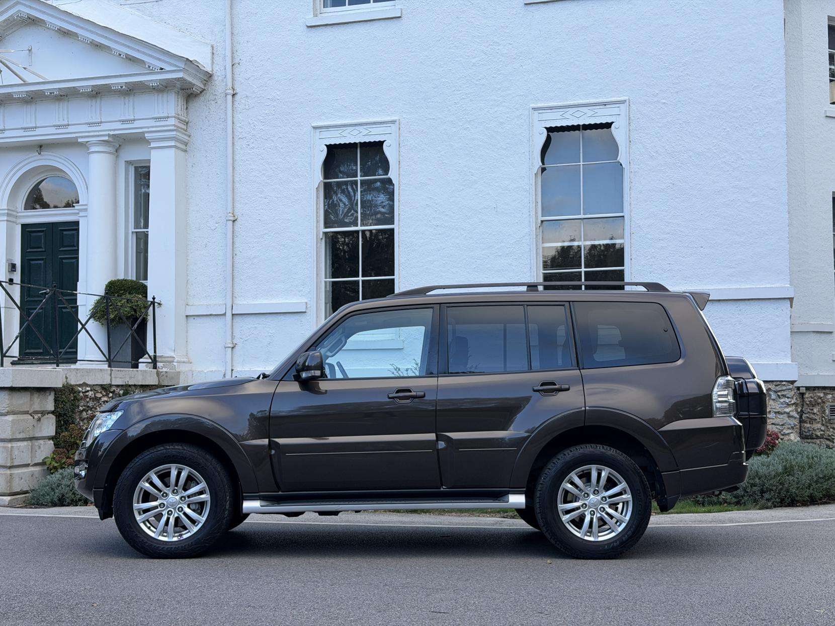 A 2017 MITSUBISHI SHOGUN 3.2 DI-DC SG3 SUV 5dr Diesel Auto 4WD Euro 6 LWB (187 ps) A 2017 MITSUBISHI SHOGUN 3.2 DI-DC SG3 SUV 5dr Diesel Auto 4WD Euro 6 LWB (187 ps)