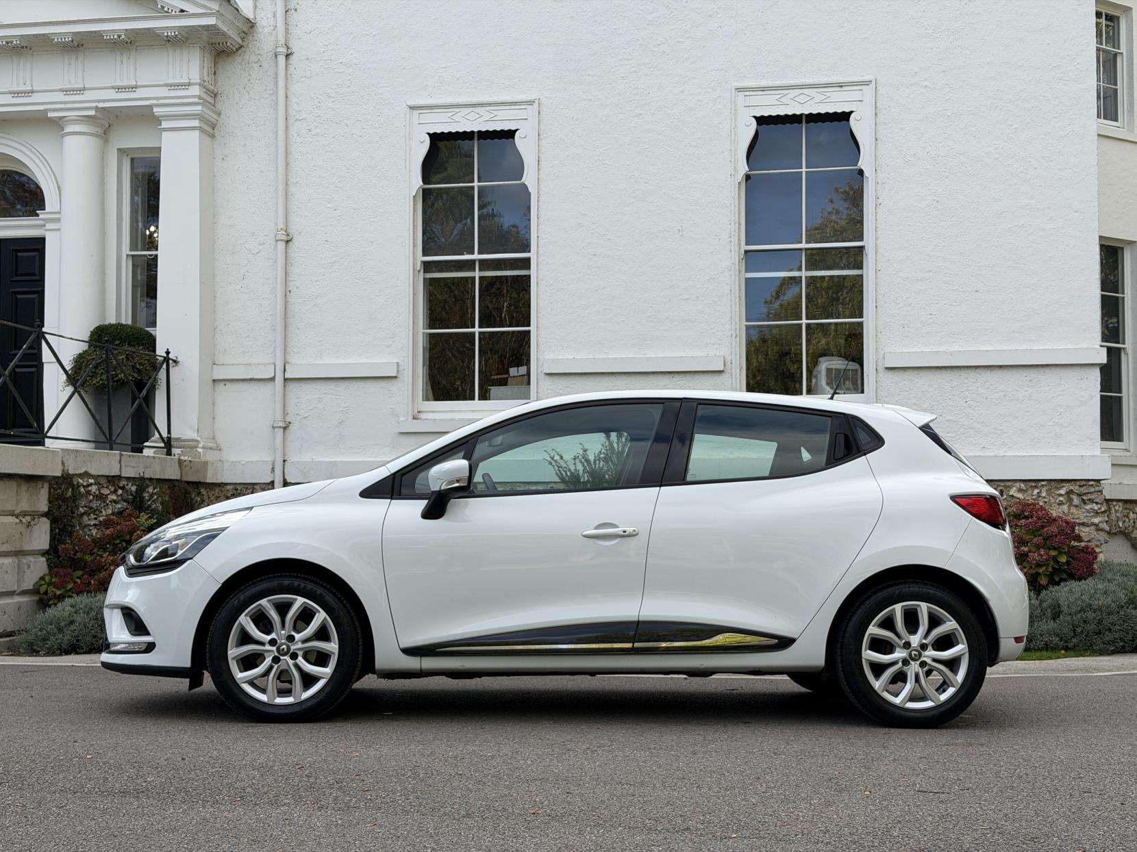 A 2018 RENAULT CLIO 1.2 16V Dynamique Nav Hatchback 5dr Petrol Manual Euro 6 (75 ps) A 2018 RENAULT CLIO 1.2 16V Dynamique Nav Hatchback 5dr Petrol Manual Euro 6 (75 ps)