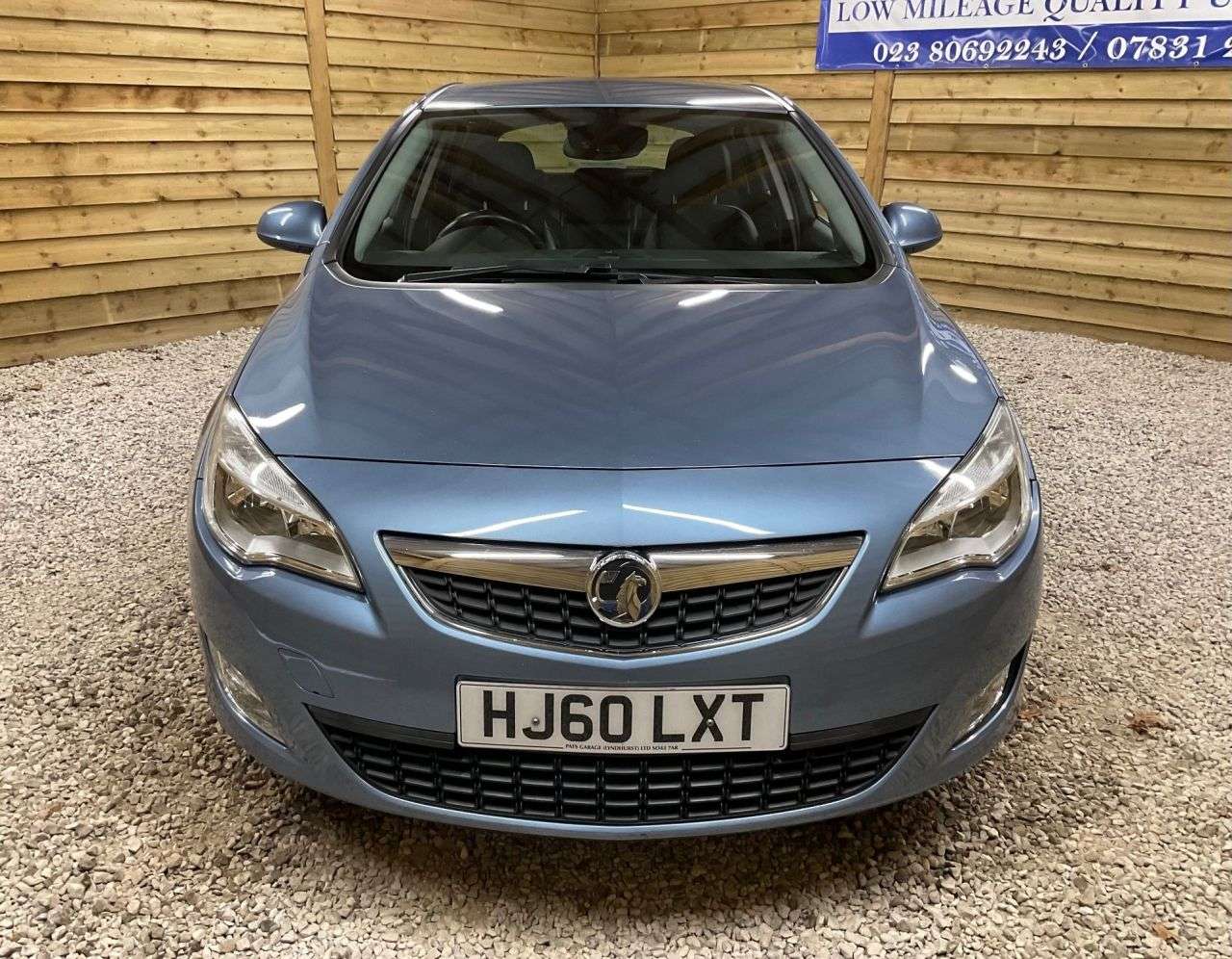 A 2010 VAUXHALL ASTRA 1.4T 16v Elite Hatchback 5dr Petrol Manual Euro 5 (140 ps) 1LOCAL OWNER 17& A 2010 VAUXHALL ASTRA 1.4T 16v Elite Hatchback 5dr Petrol Manual Euro 5 (140 ps) 1LOCAL OWNER 17&