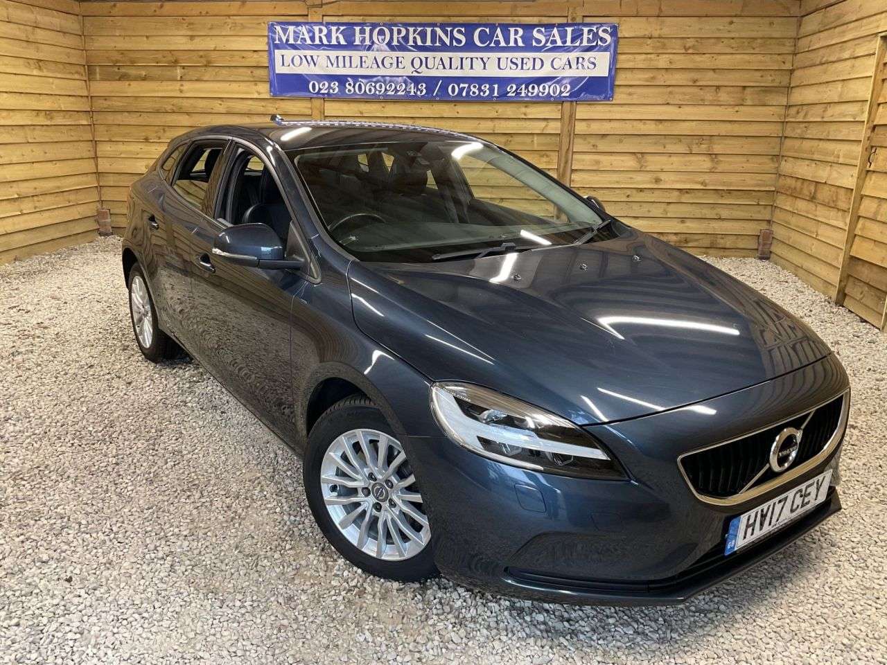 A 2017 VOLVO V40 2.0 T2 Momentum Nav Plus Hatchback 5dr Petrol Manual Euro 6 (s/s) (122 ps) A 2017 VOLVO V40 2.0 T2 Momentum Nav Plus Hatchback 5dr Petrol Manual Euro 6 (s/s) (122 ps)