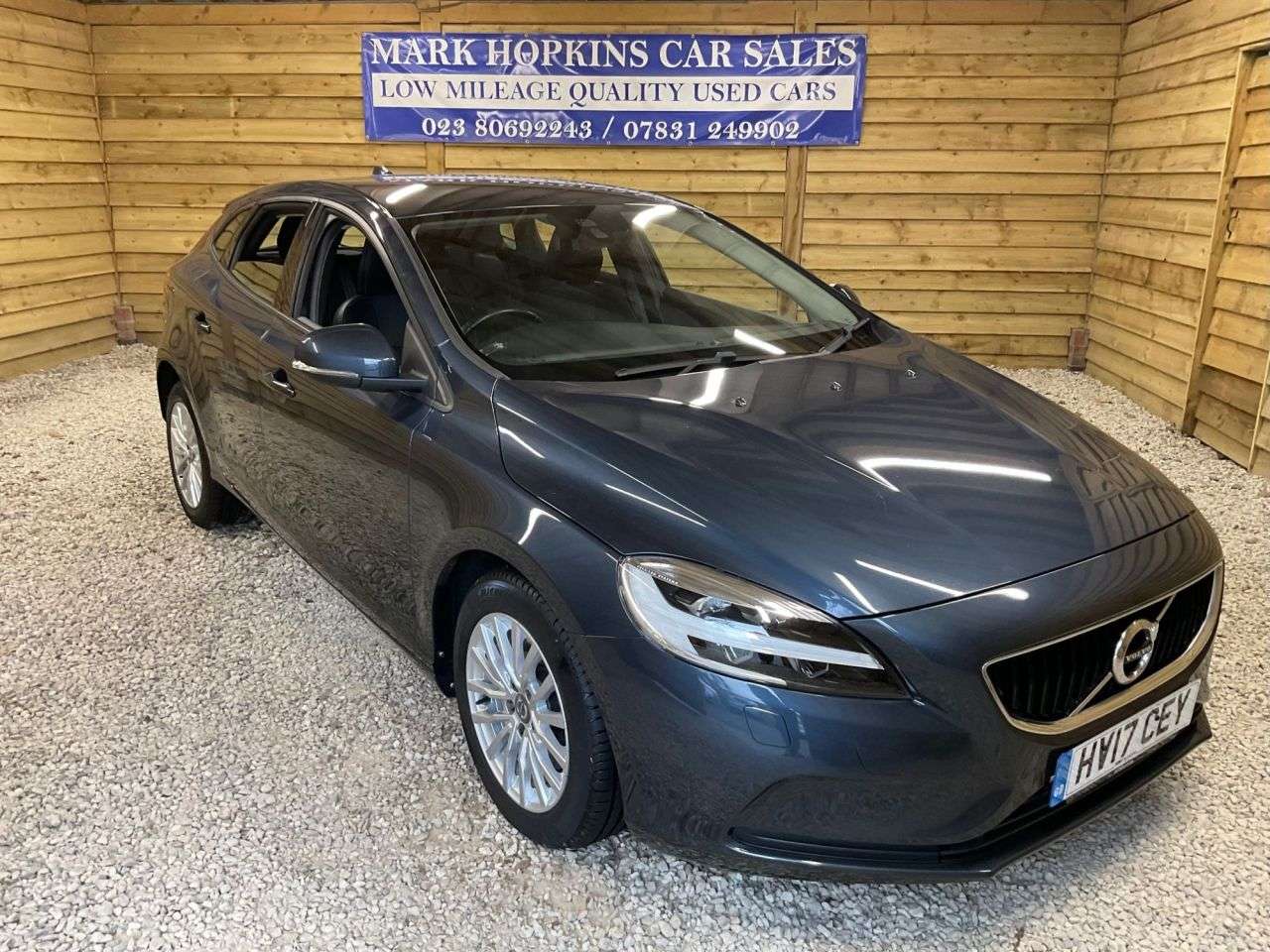 2017 VOLVO V40 2017 VOLVO V40