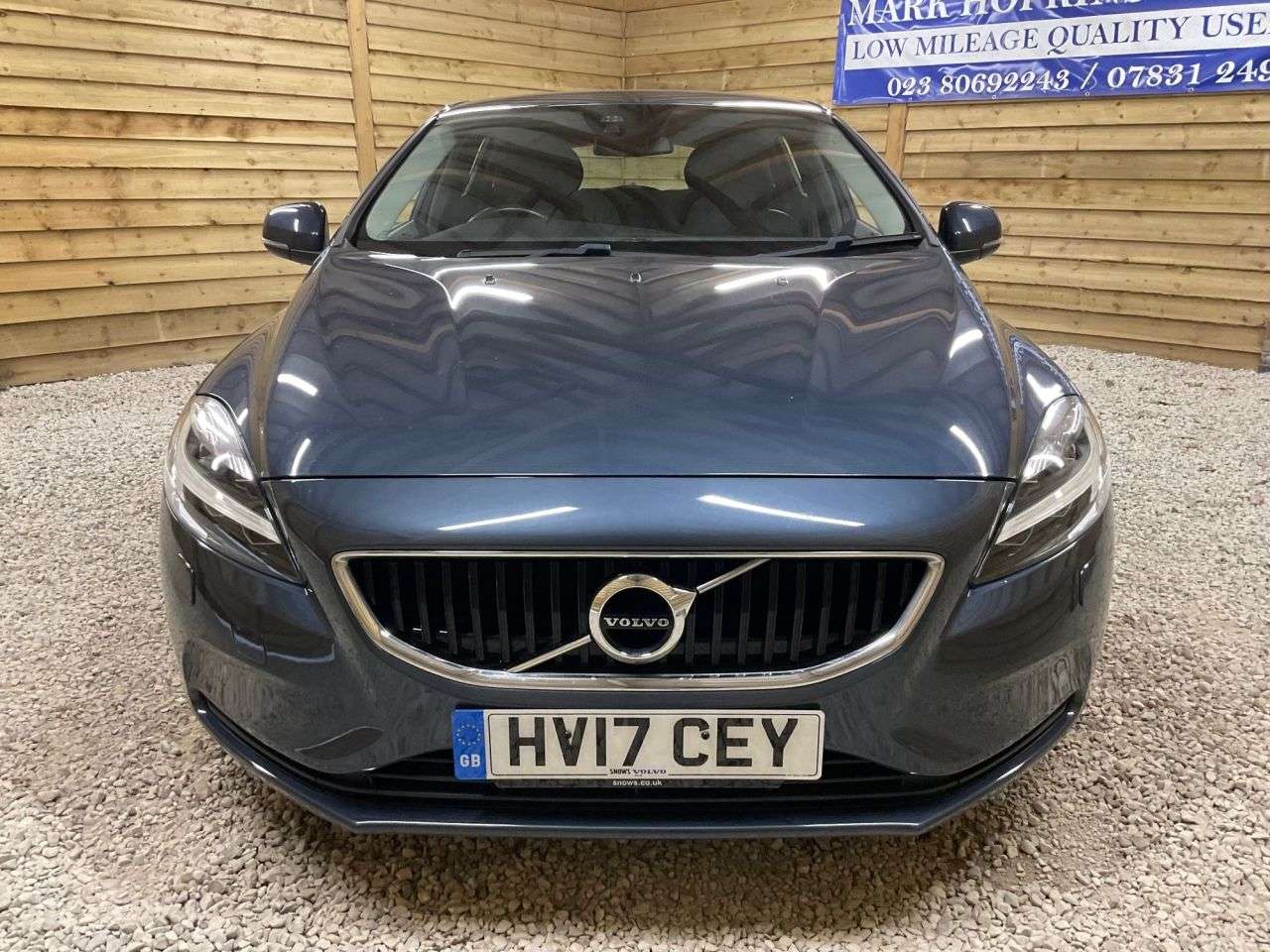 A 2017 VOLVO V40 2.0 T2 Momentum Nav Plus Hatchback 5dr Petrol Manual Euro 6 (s/s) (122 ps) A 2017 VOLVO V40 2.0 T2 Momentum Nav Plus Hatchback 5dr Petrol Manual Euro 6 (s/s) (122 ps)