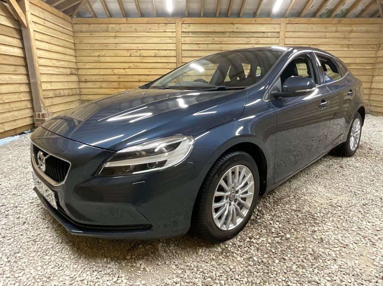 2017 VOLVO V40 2017 VOLVO V40