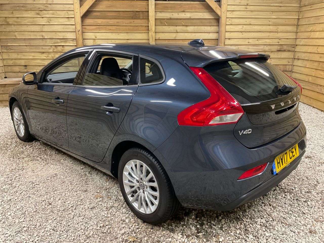 2017 VOLVO V40 2017 VOLVO V40