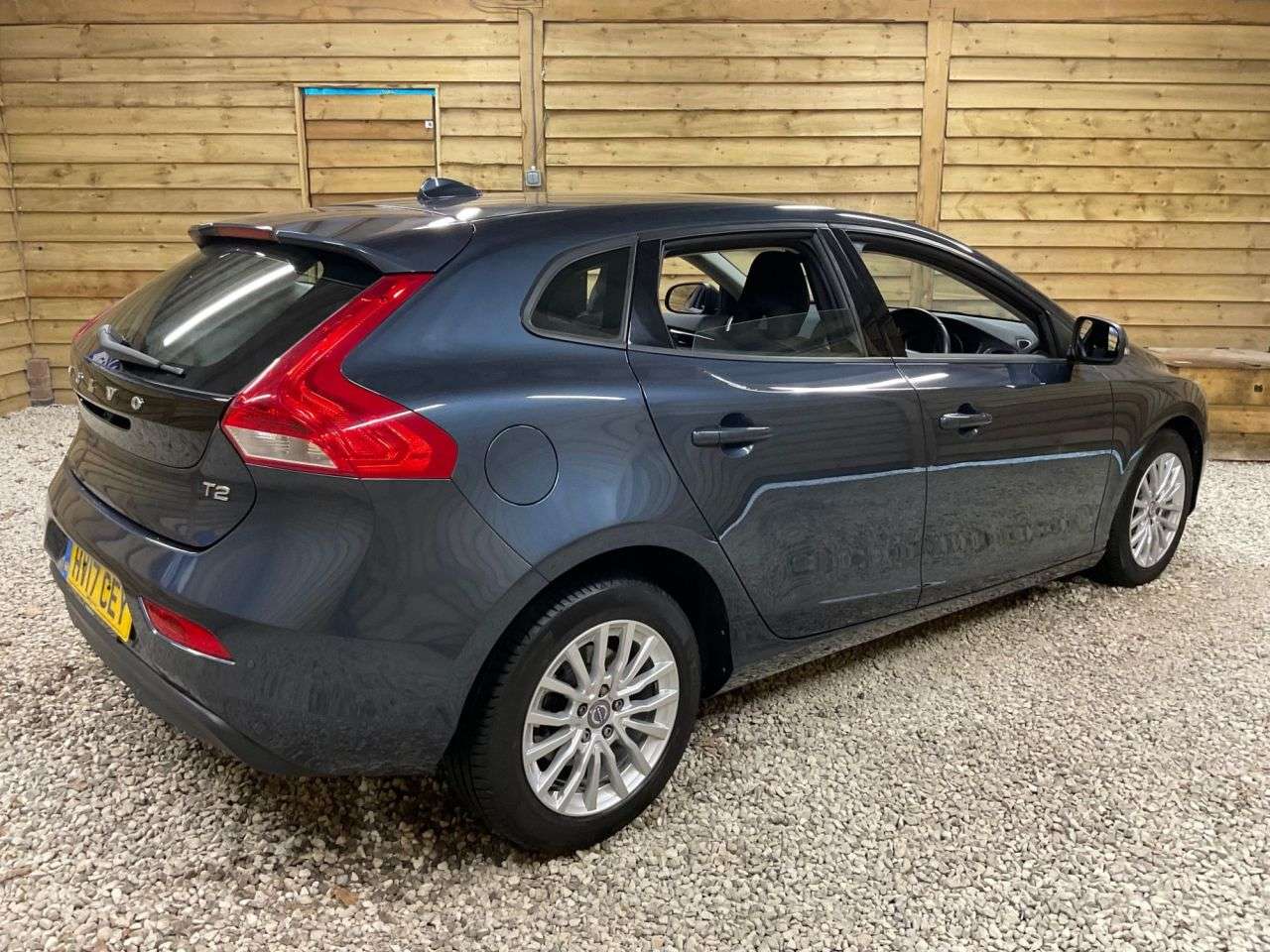 2017 VOLVO V40 2017 VOLVO V40