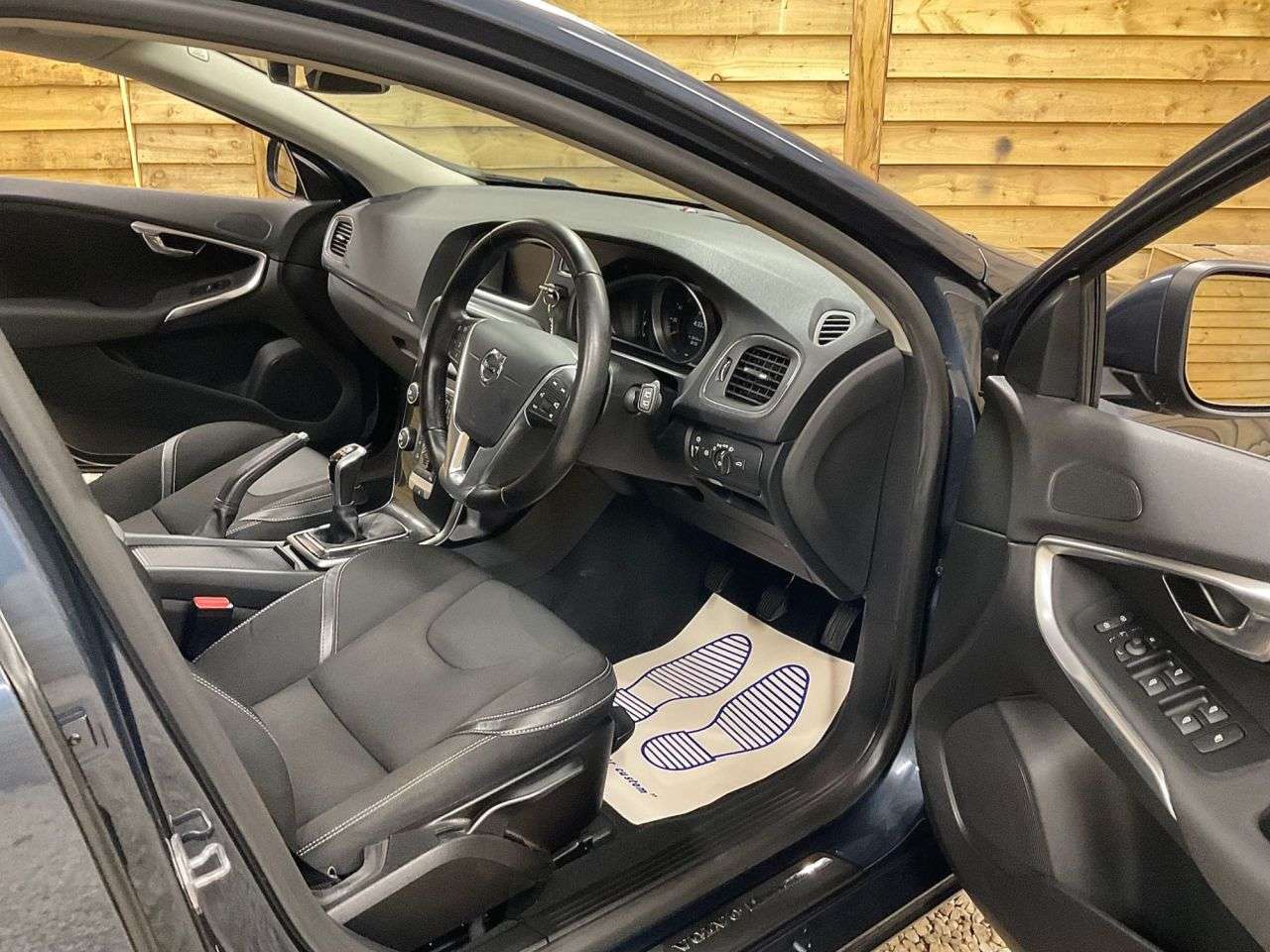 2017 VOLVO V40 2017 VOLVO V40