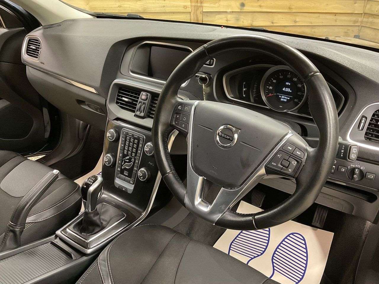 2017 VOLVO V40 2017 VOLVO V40