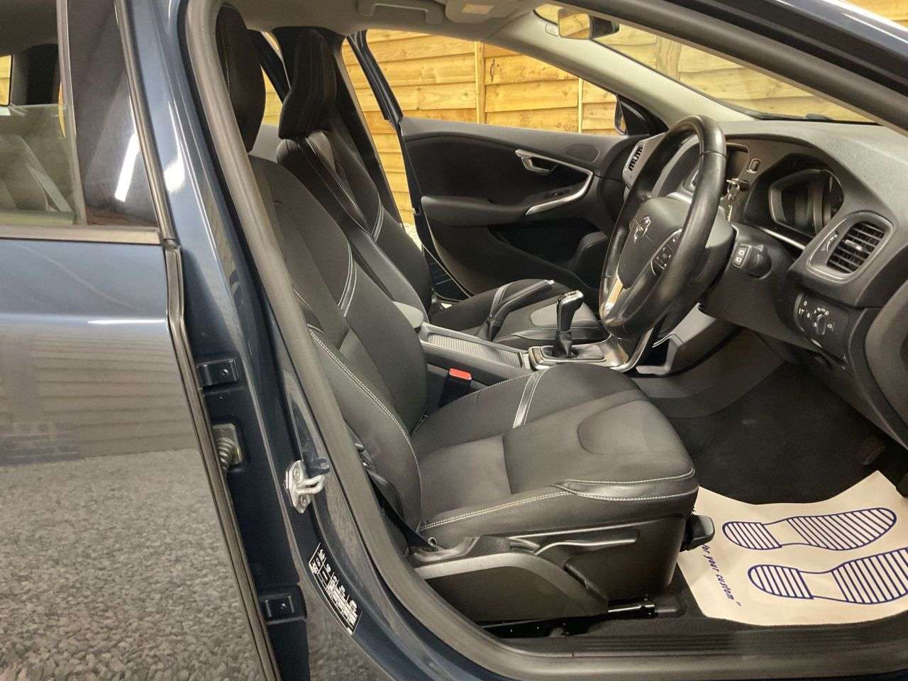2017 VOLVO V40 2017 VOLVO V40