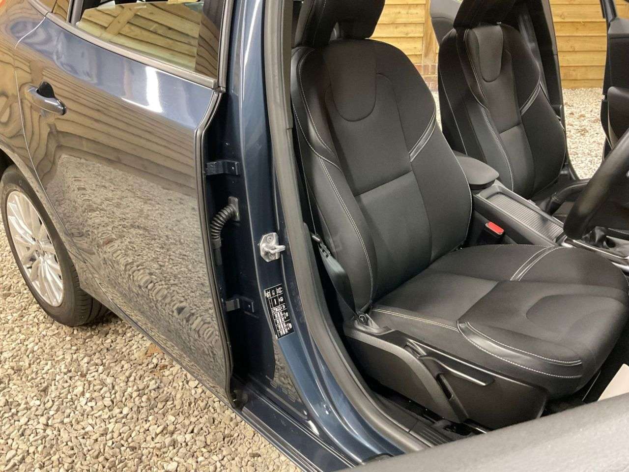 2017 VOLVO V40 2017 VOLVO V40