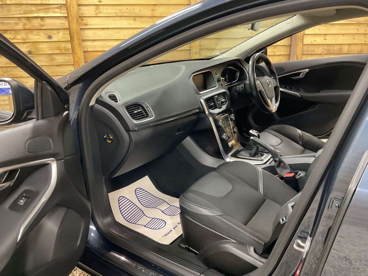 2017 VOLVO V40 2017 VOLVO V40